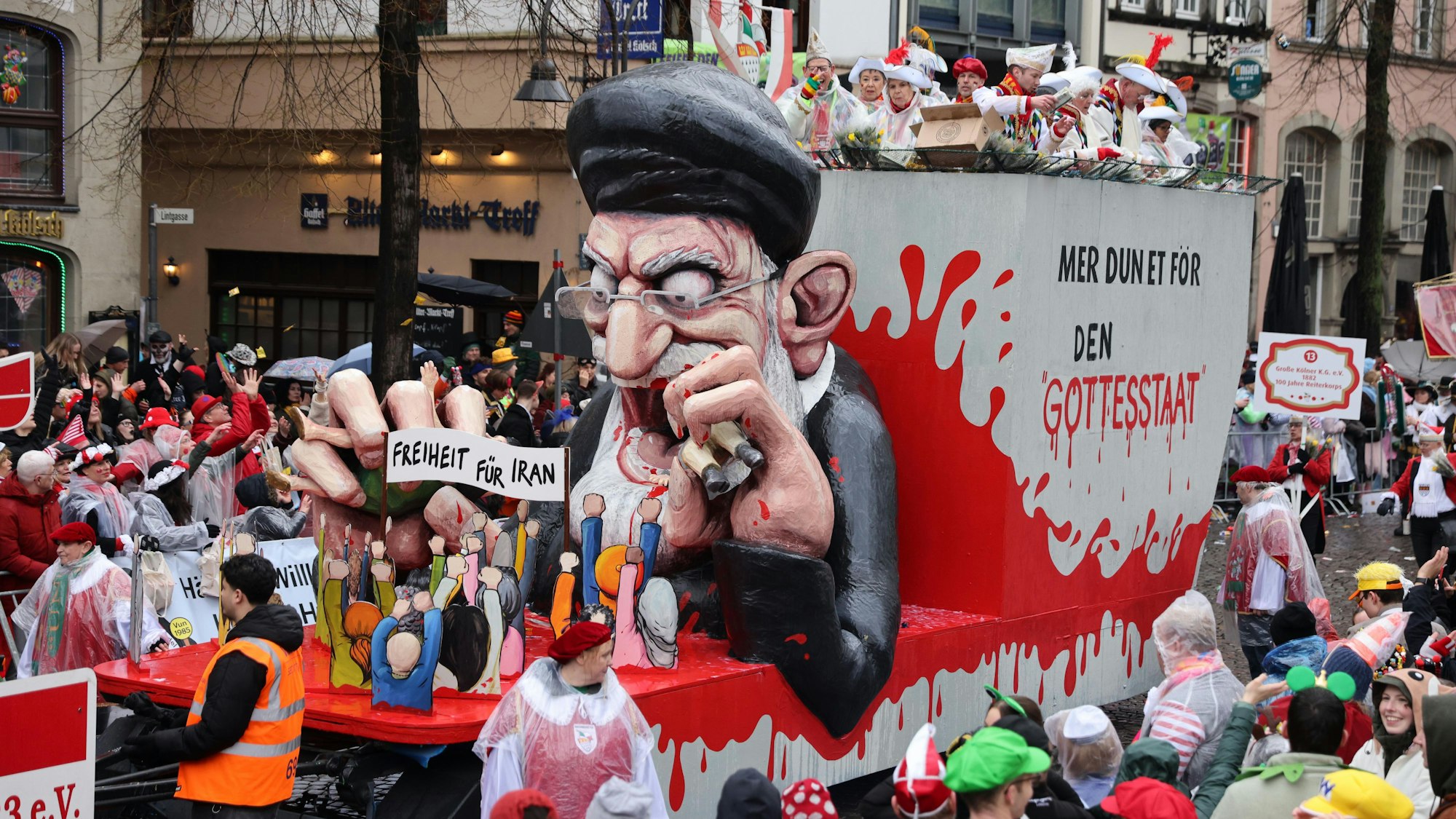 Blutig: Der Persiflagewagen zur Situation im Iran.