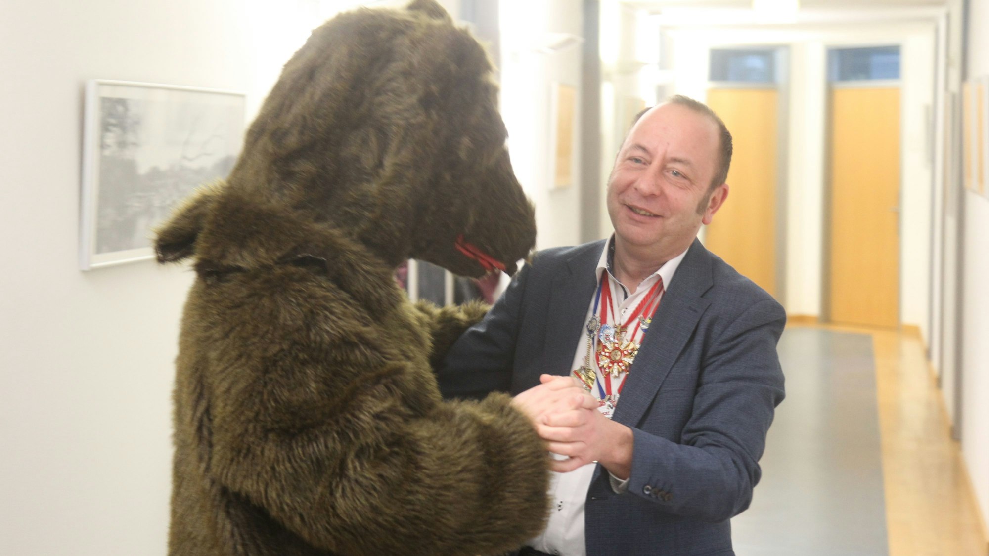 Ein Tänzchen mit dem Bär auf dem Flur wagte Bürgermeister Matthias Schmitz.