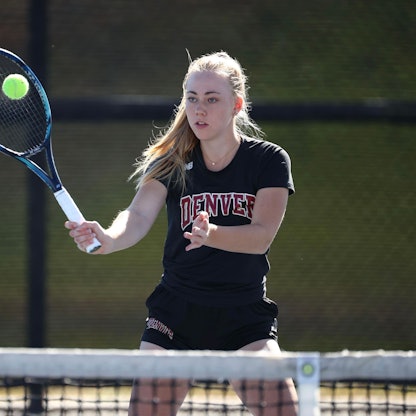 Tennisspielerin Anastasia Simonov aus Königswinter studiert in Köln Sportjournalismus.