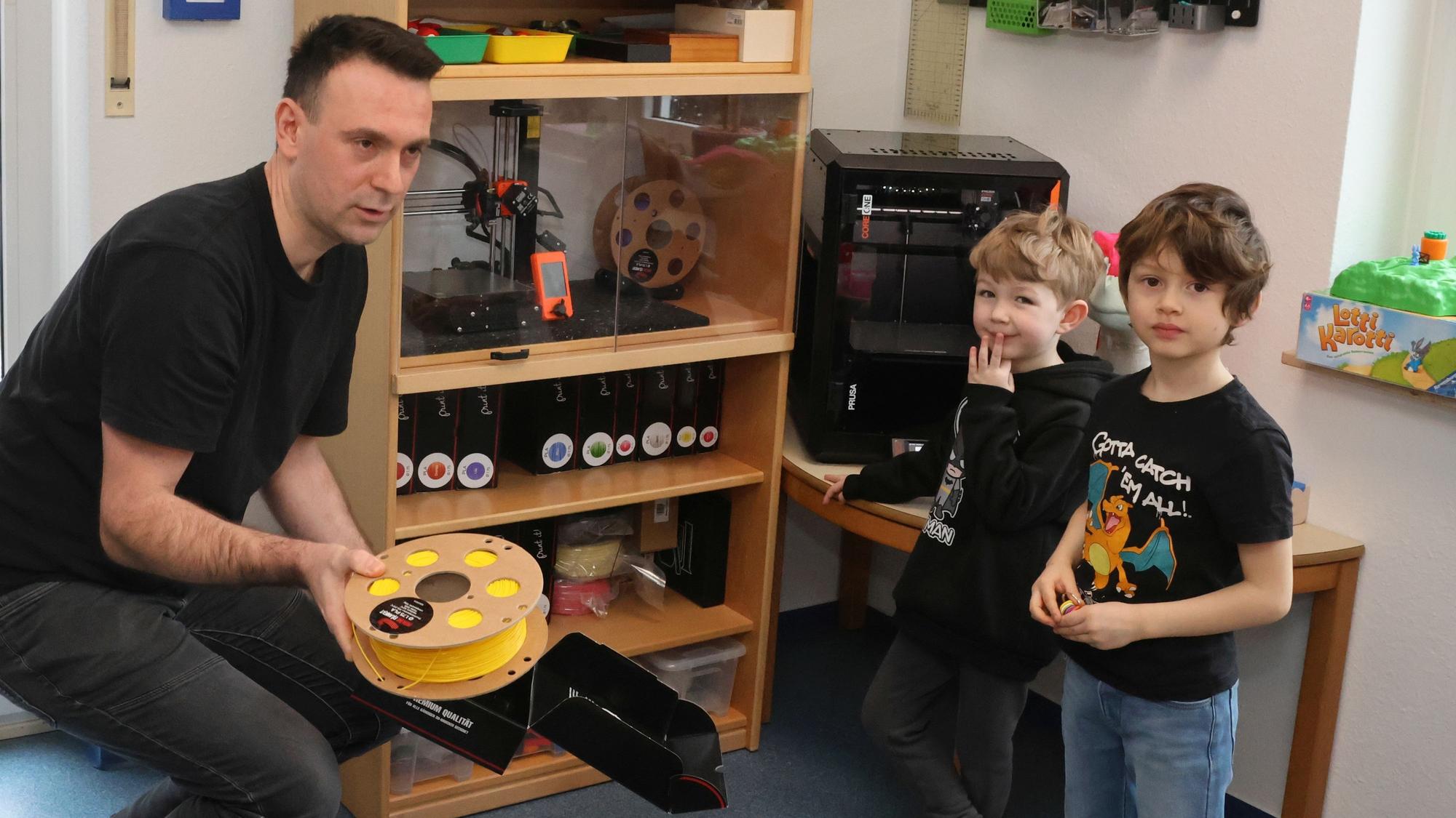 Lionel und Antonio mit Erzieher Manuel Broska an den 3D-Druckern.