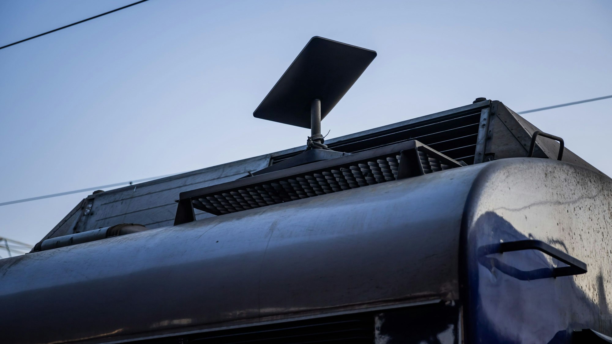 Eine Antenne des Satelliten-Internetanbieters Starlink ist auf einem ukrainischen Zug zu sehen.(Archivbild)