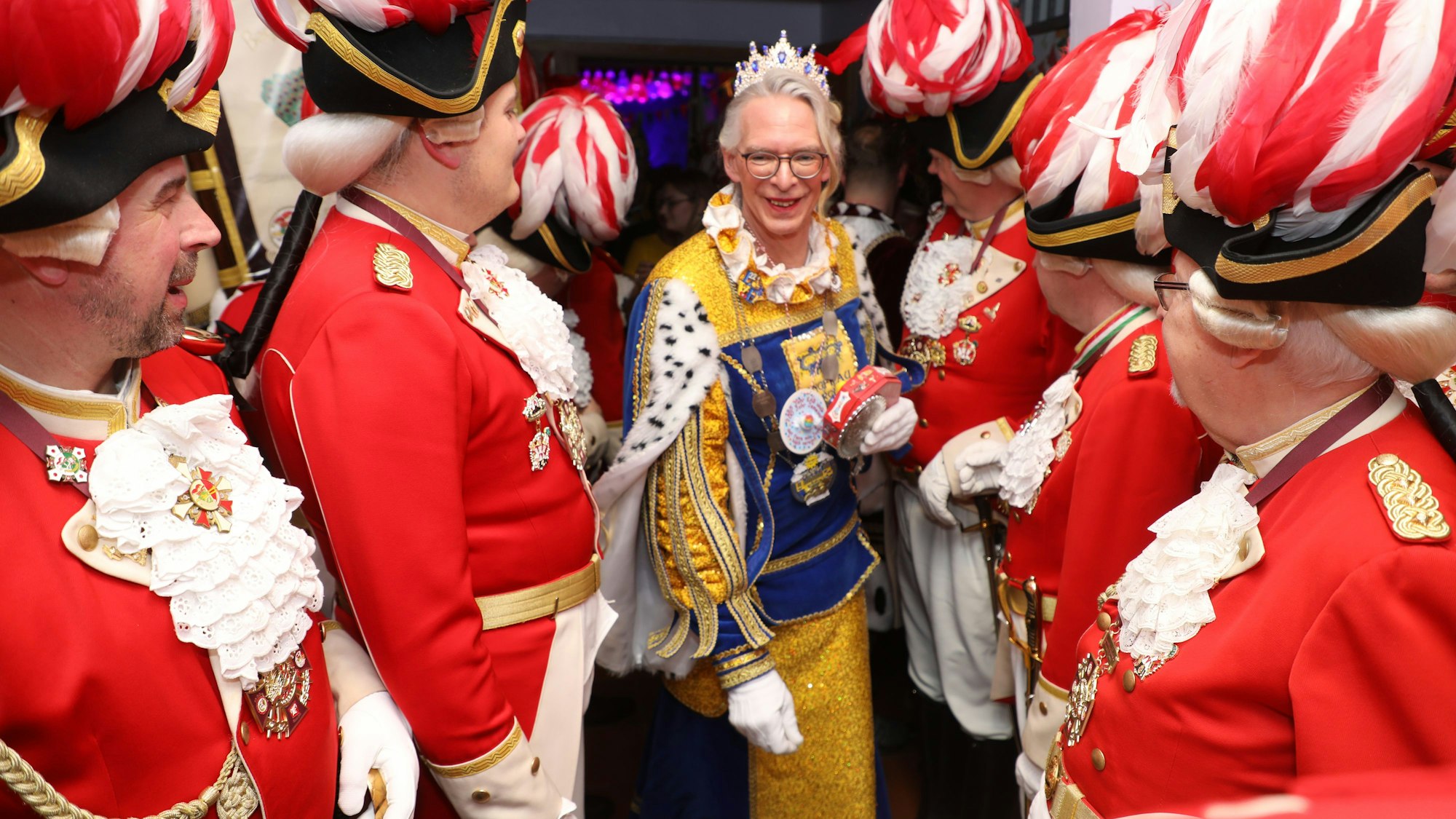 Die Prinzengarde Gladbach lässt Eikamps Jungfrau Georgina aus dem Saal ausziehen.