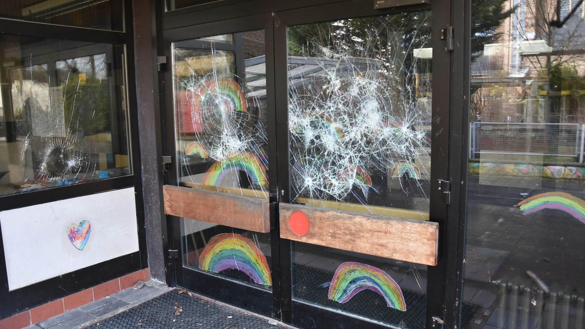 An dem Abruchgebäude hat sich jemand ausgetobt.