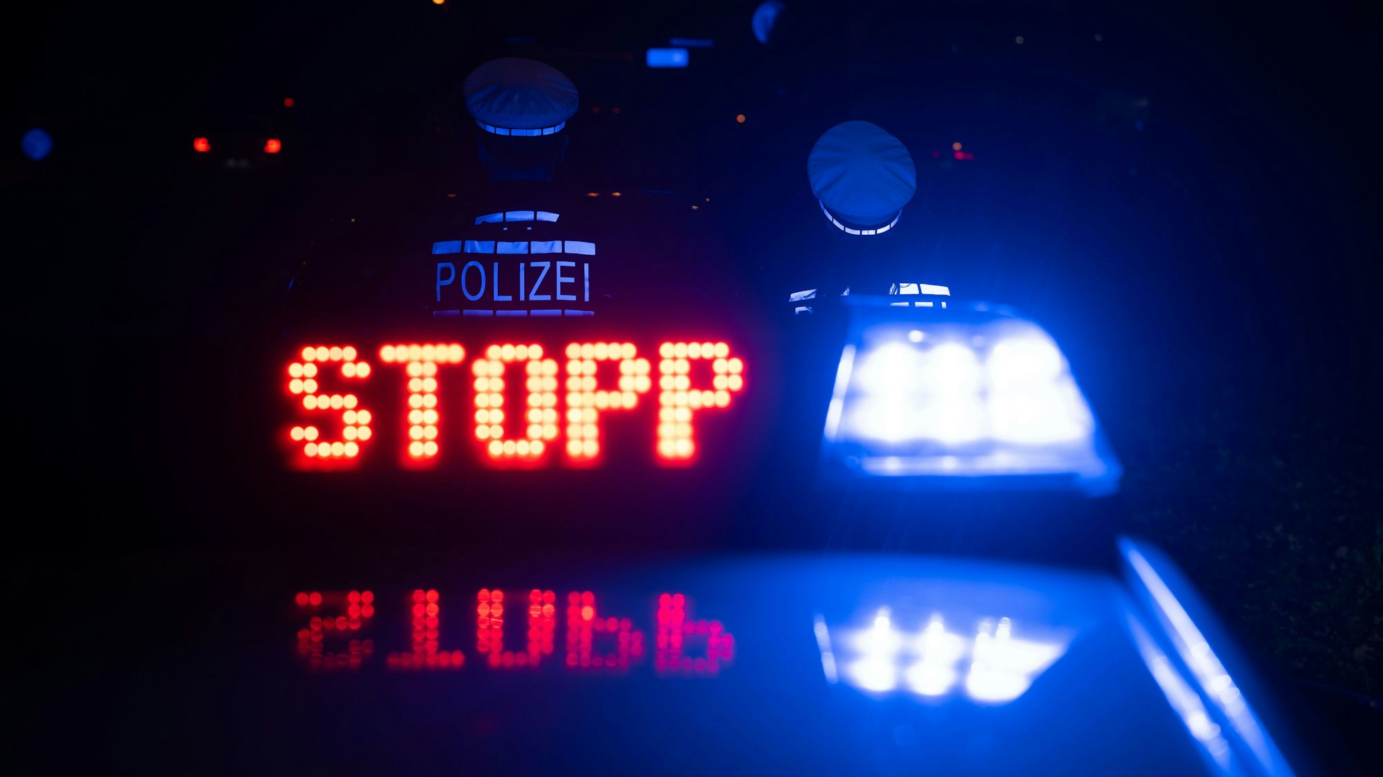 Das Wort «Stopp» ist auf dem Dach eines Polizeiwagens zu lesen.