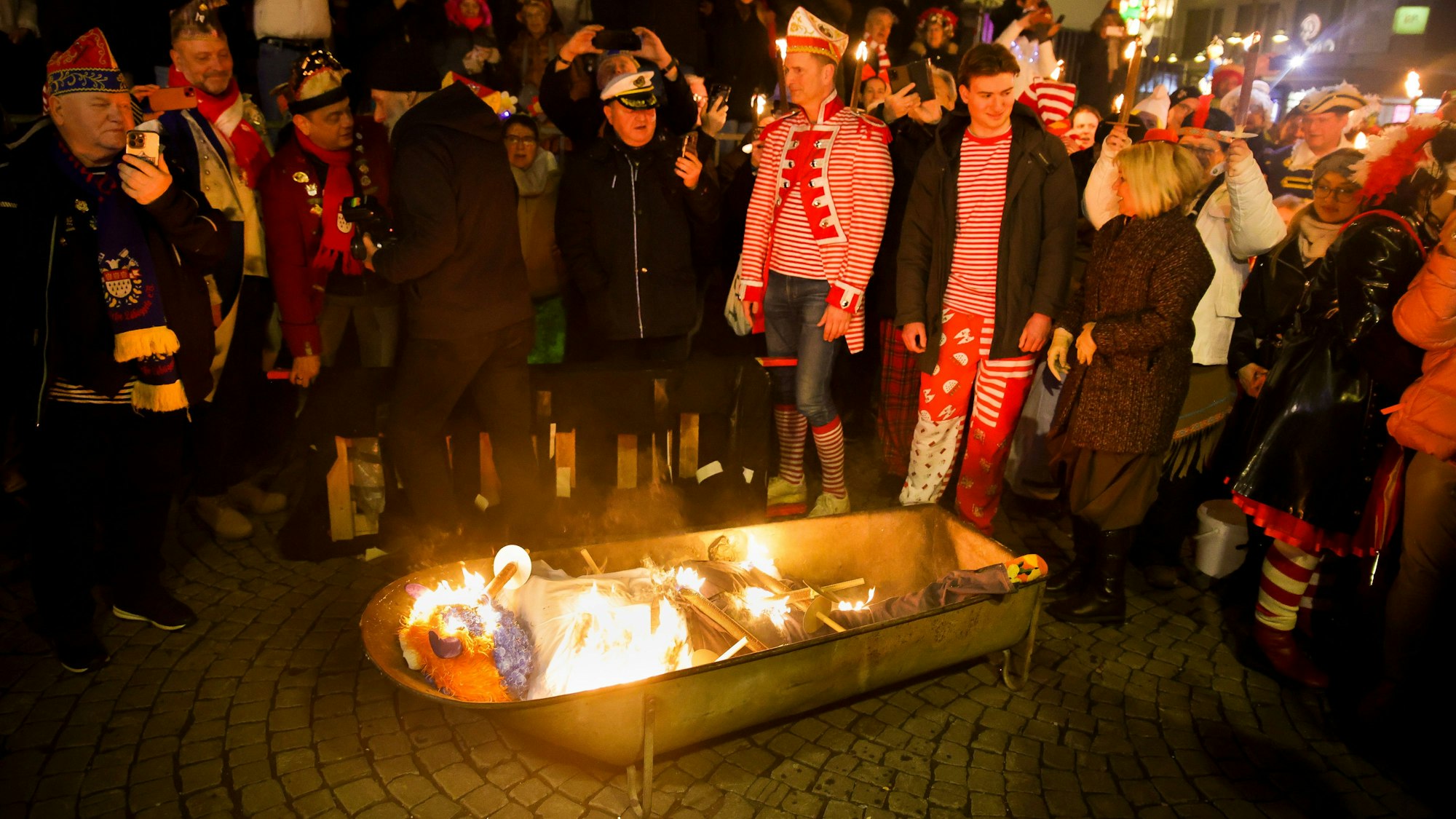 Nubbelverbrennung mit Jürgen Becker am Alter Markt in Köln.