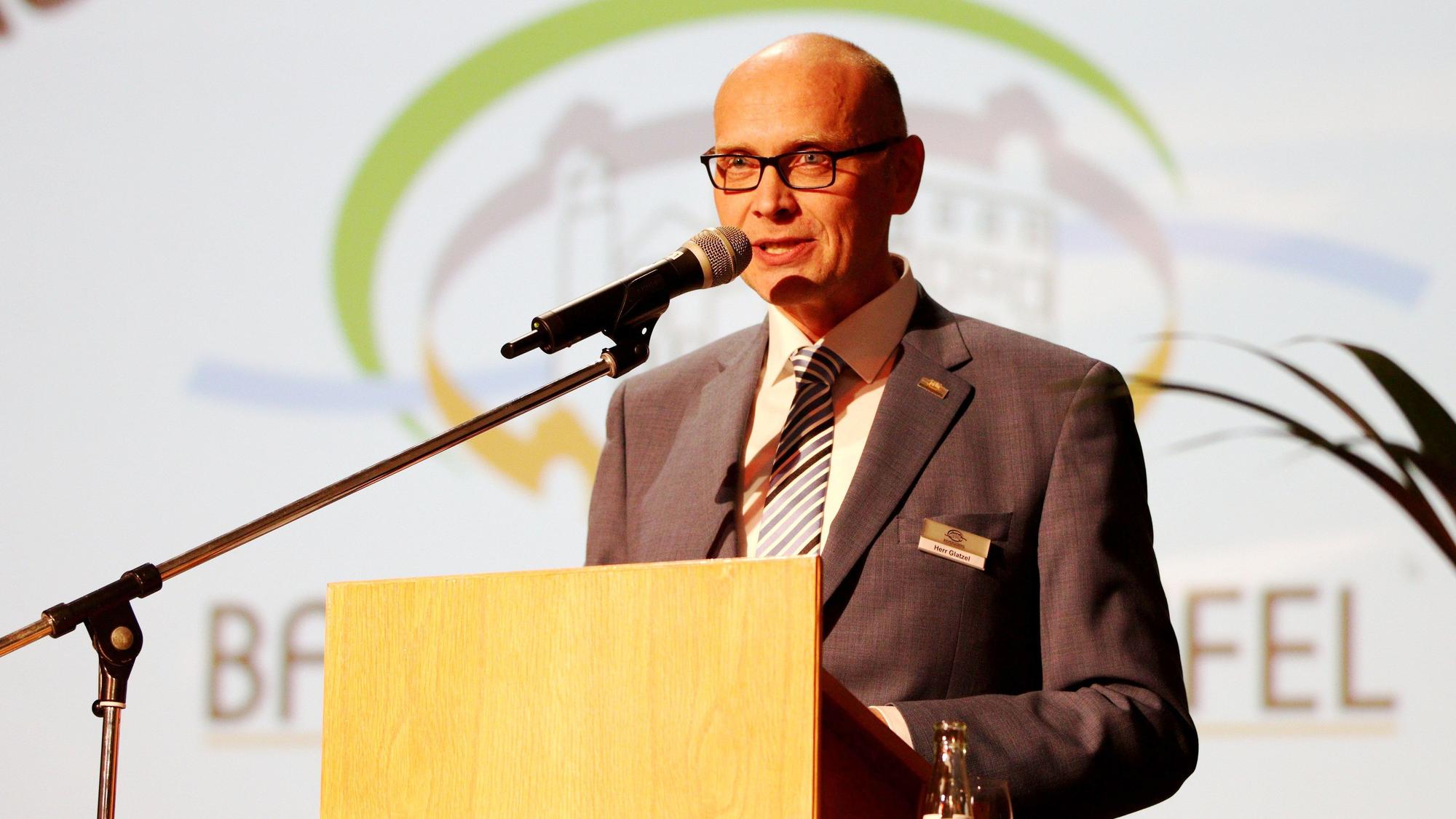 Bürgermeister Sebastian Glatzel steht beim Neujahrsempfang hinter einem Rednerpult.