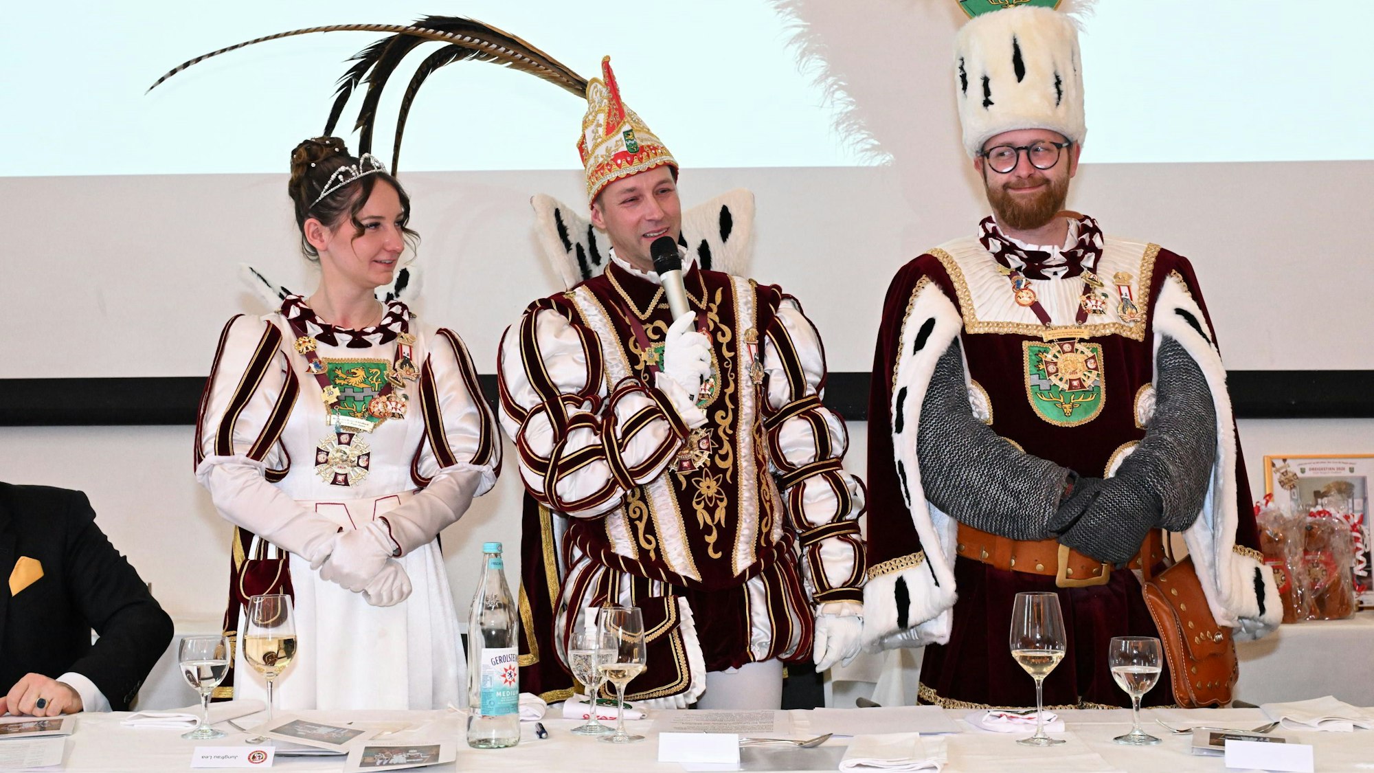 Die scheidenden Tollitäten Prinz Thomas III., Bauer Maurice und Jungfrau Lea.