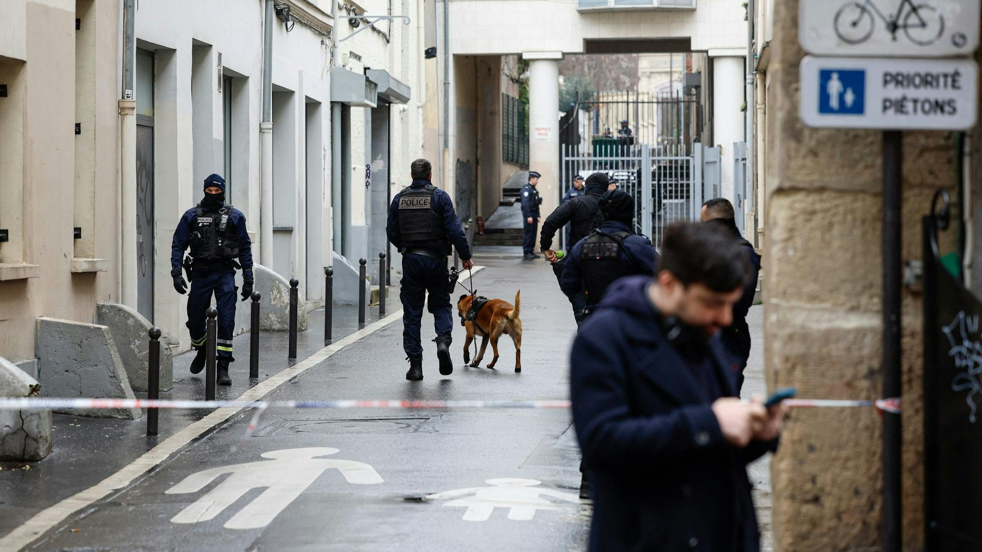 Inmitten politischer Spannungen meldet Frankreichs Linkspartei eine Bombendrohung gegen ihre Parteizentrale.