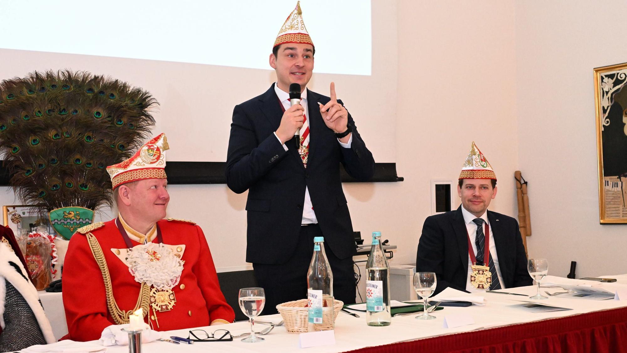 Bürgermeister Marcel Kreutz spricht beim Prinzenessen.