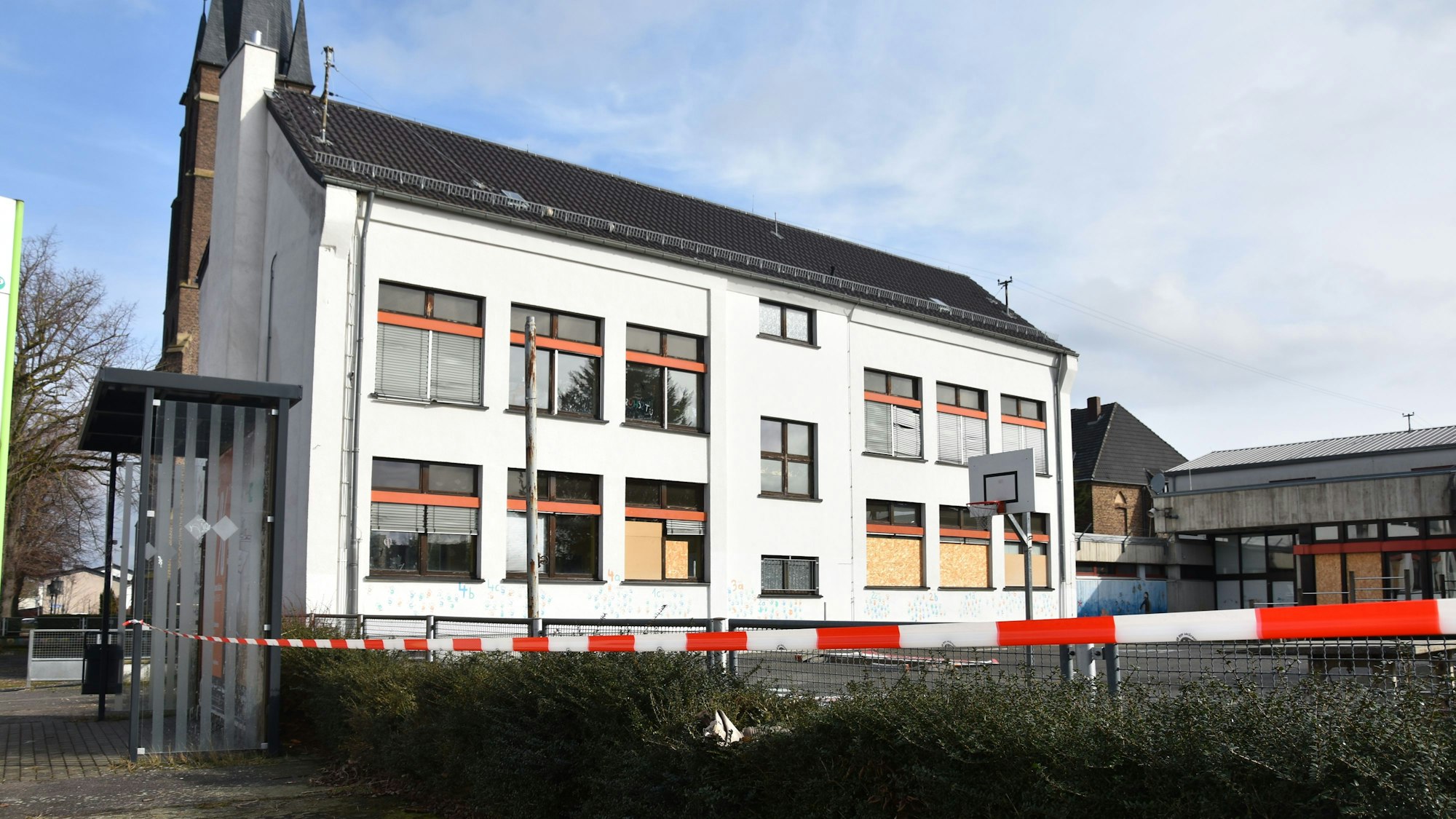 Die ehemalige Grundschule ist abgesperrt.