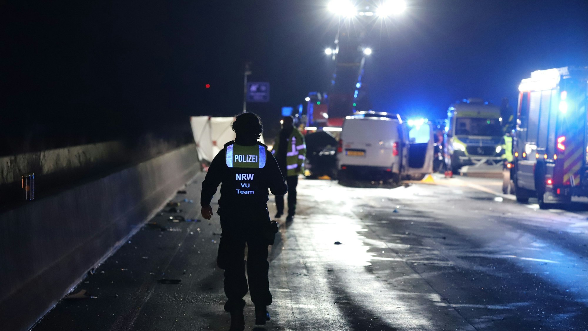 Eine Polizistin des Verkehrsunfallaufnahme-Teams an der Unfallstelle. Drei Menschen waren bei dem schweren Verkehrsunfall auf der Autobahn 61 bei Bergheim ums Leben gekommen.