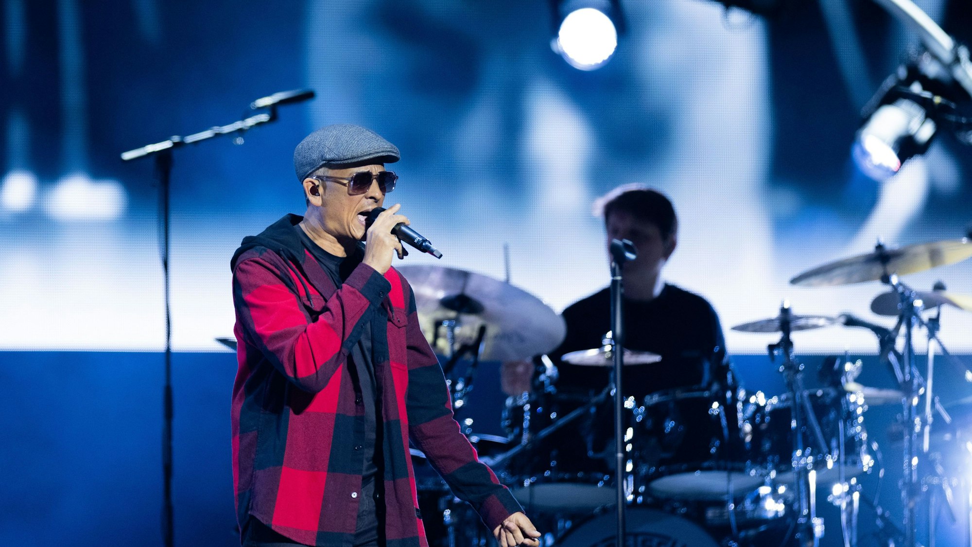 Sänger Xavier Naidoo steht beim Auftakt seiner Tour auf der Bühne in der ausverkauften Lanxess-Arena in Köln.