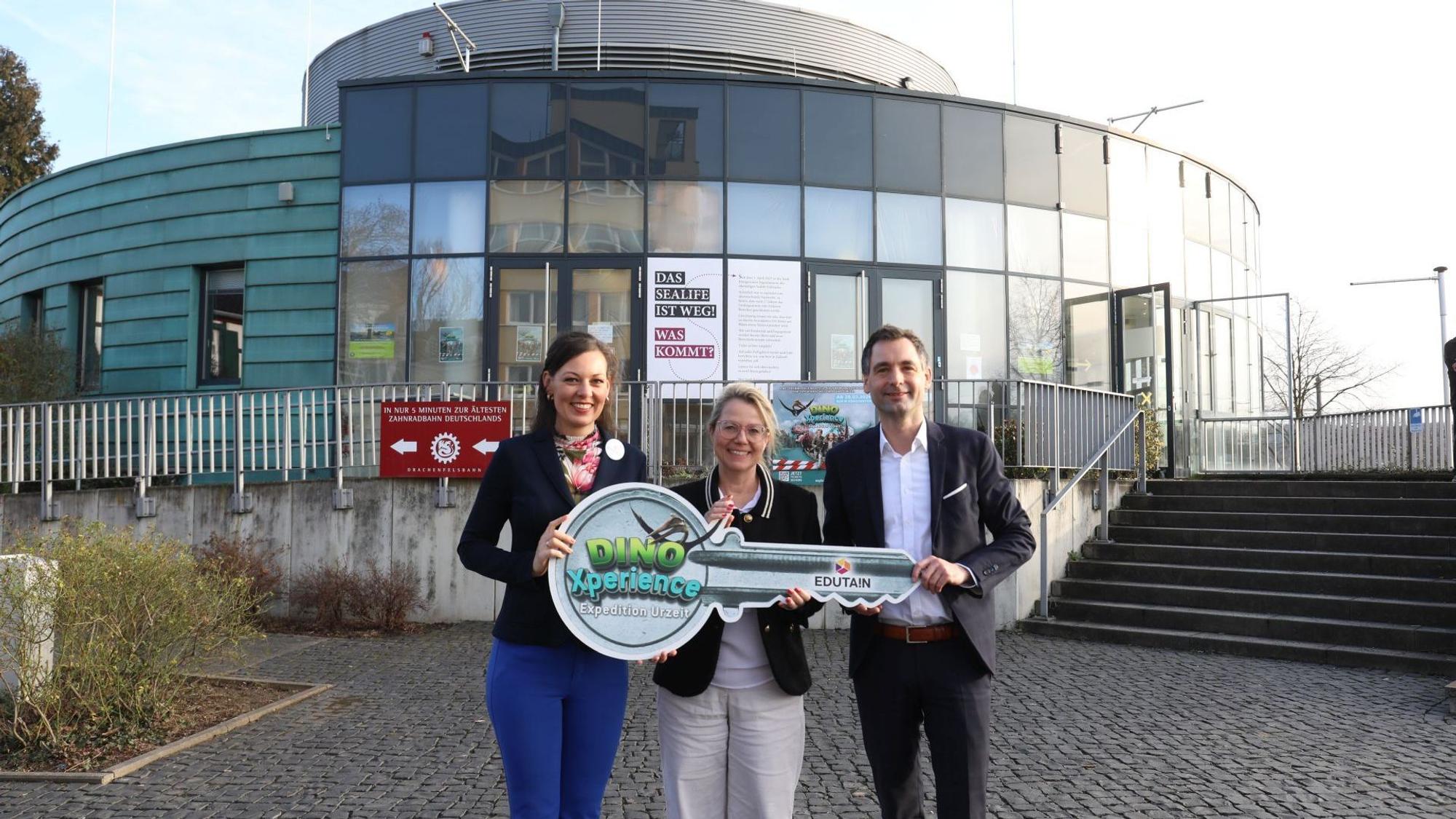 Schlüsselübergabe zur dinoxperience im ehemaligen Sea Life Königswinter