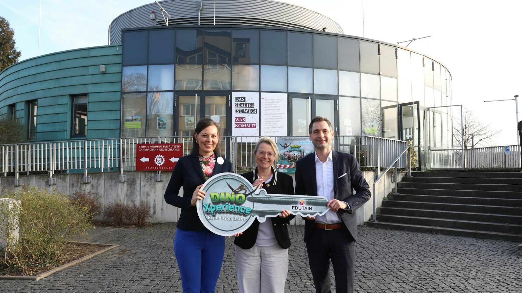 Schlüsselübergabe zur dinoxperience im ehemaligen Sea Life Königswinter