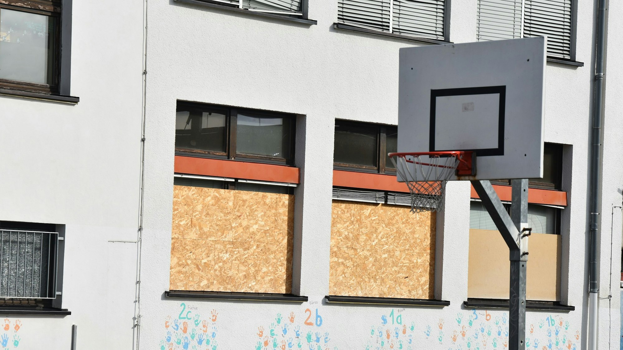 Füchse, Frösche, Bären, Hunde - Schüler haben an der Grundschule in Odendorf farbige Handabdrücke hinterlassen. Die alte Schule ist verriegelt und verrammelt.