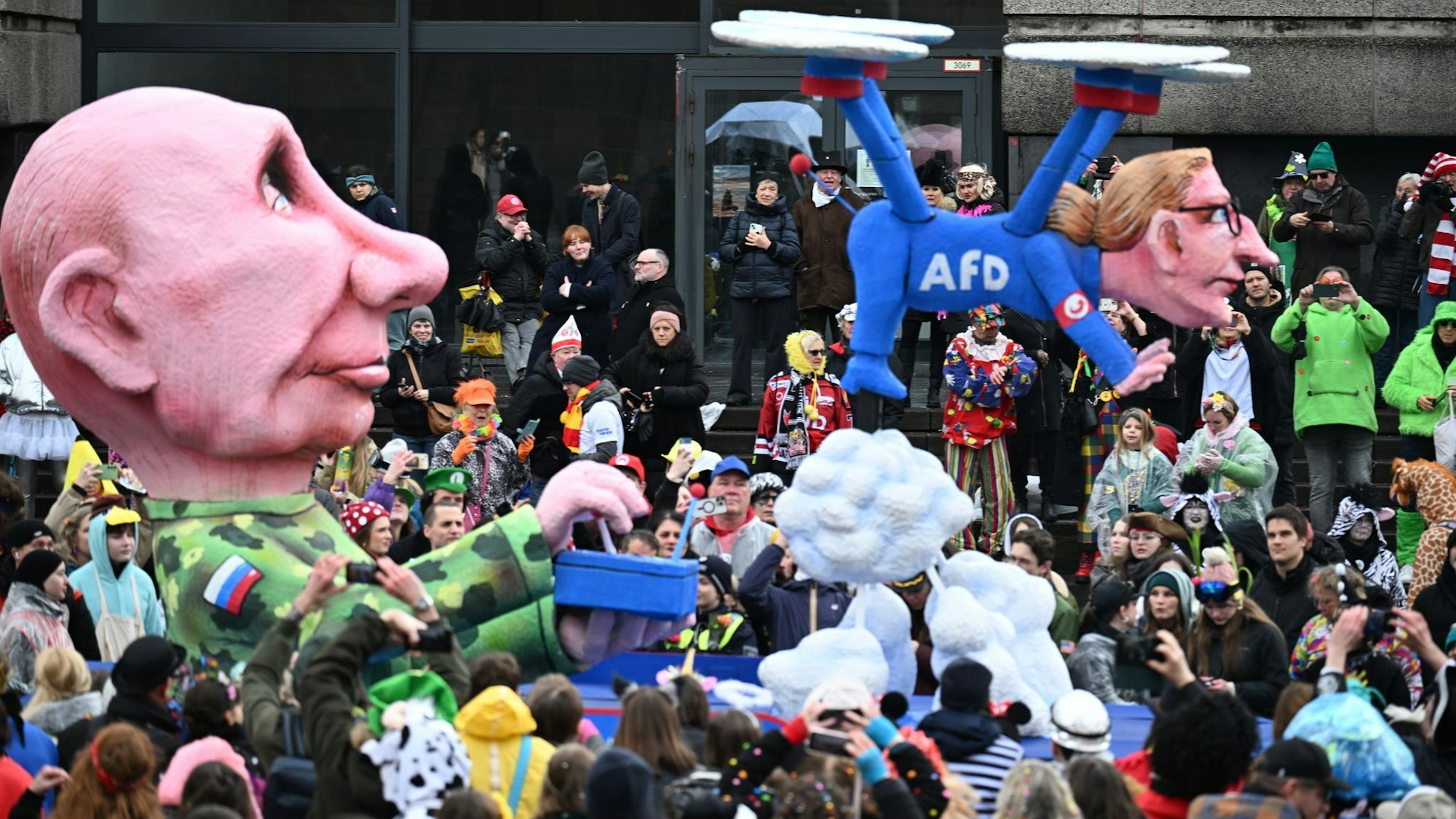 Trotz vieler Besucher blieb es an Karneval - hier in Düsseldorf - laut dem Innenminister weitestgehend sicher.