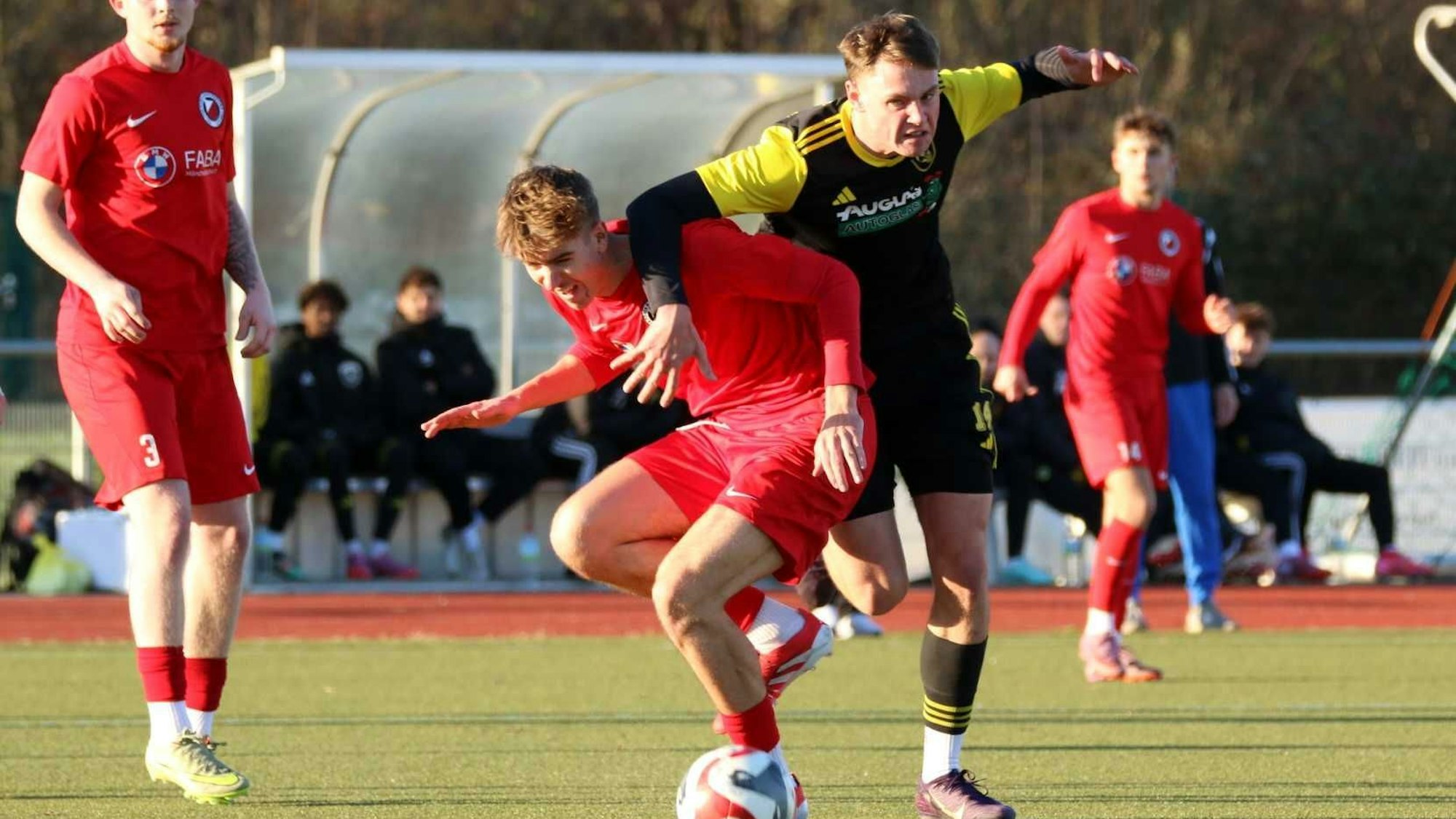 Erftstadt-Lechenichs Colin Greis versucht, einem Gegner den Ball abzuluchsen.