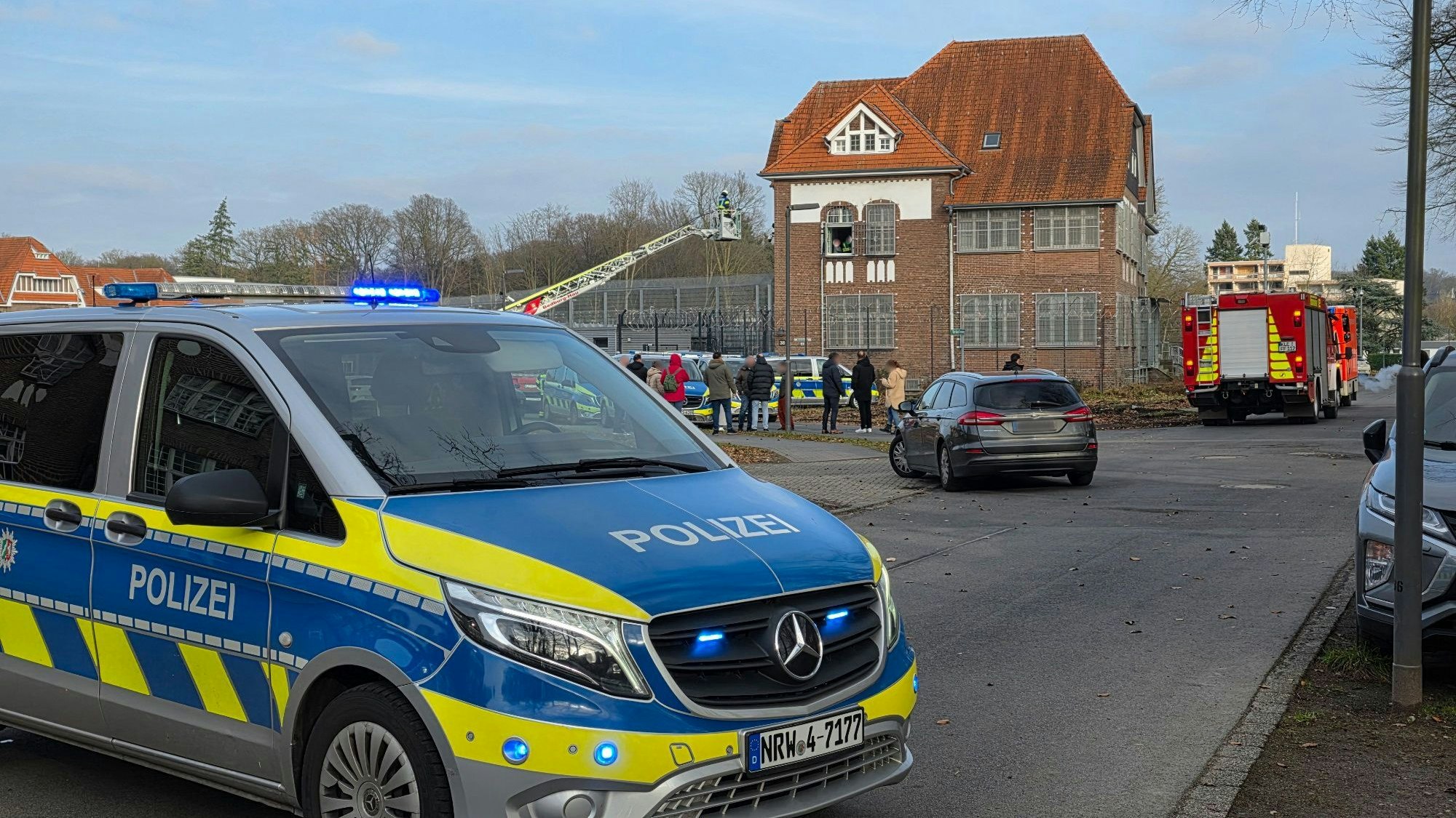 Einsatzkräfte der Polizei stehen am Mittwoch (18. Februar) an der LVR-Klinik in Bedburg-Hau. Dort soll es eine mögliche Bedrohungslage geben, der Bereich ist abgesperrt.