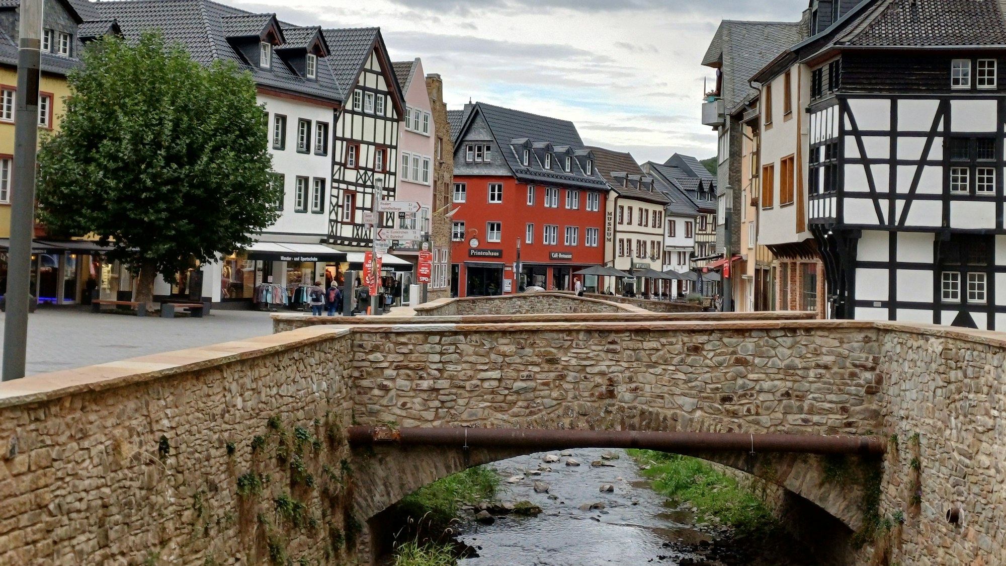 Ansicht von Bad Münstereifel über die Erft hinweg mit Blick auf die Werther Straße.