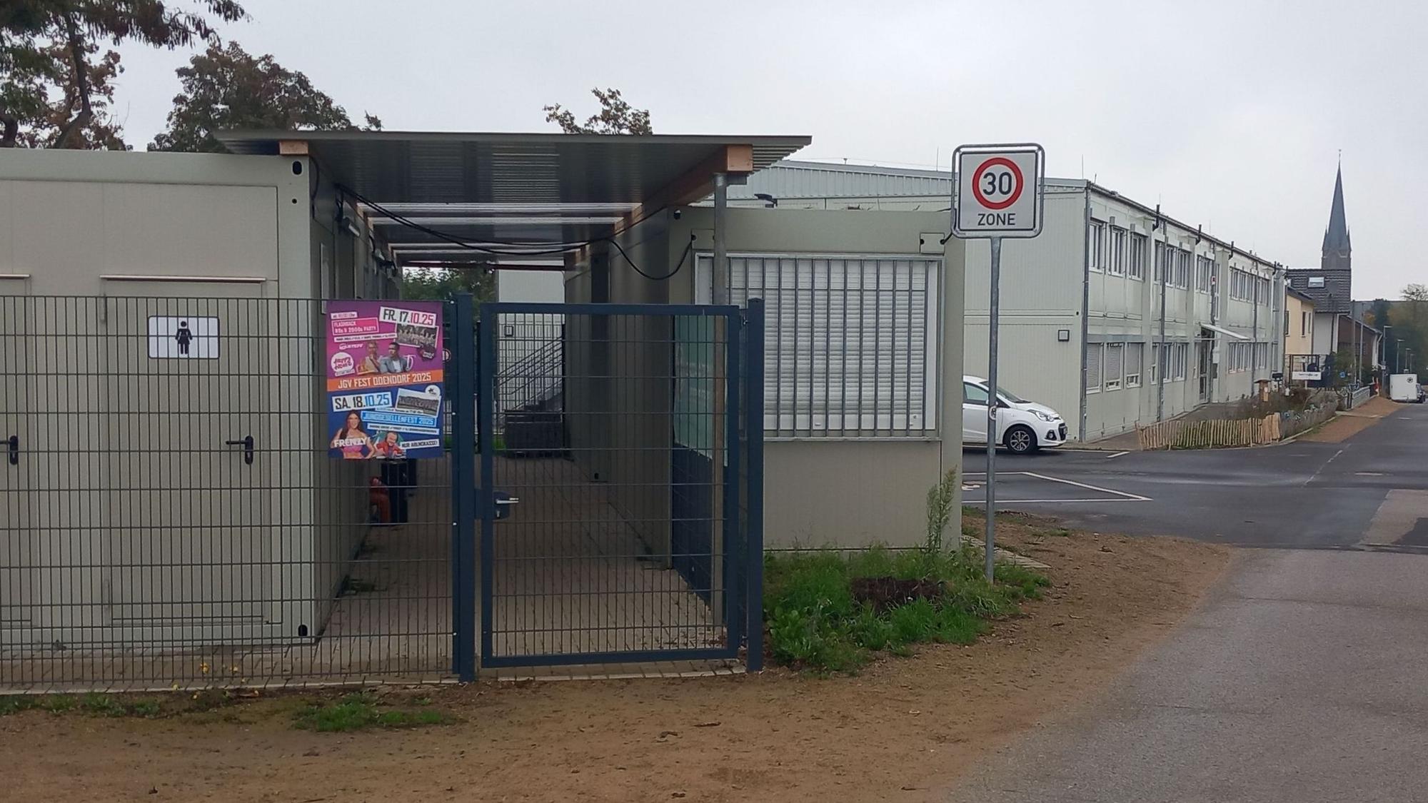 Die provisorische Grundschule am Ortsrand besteht aus Containern.
