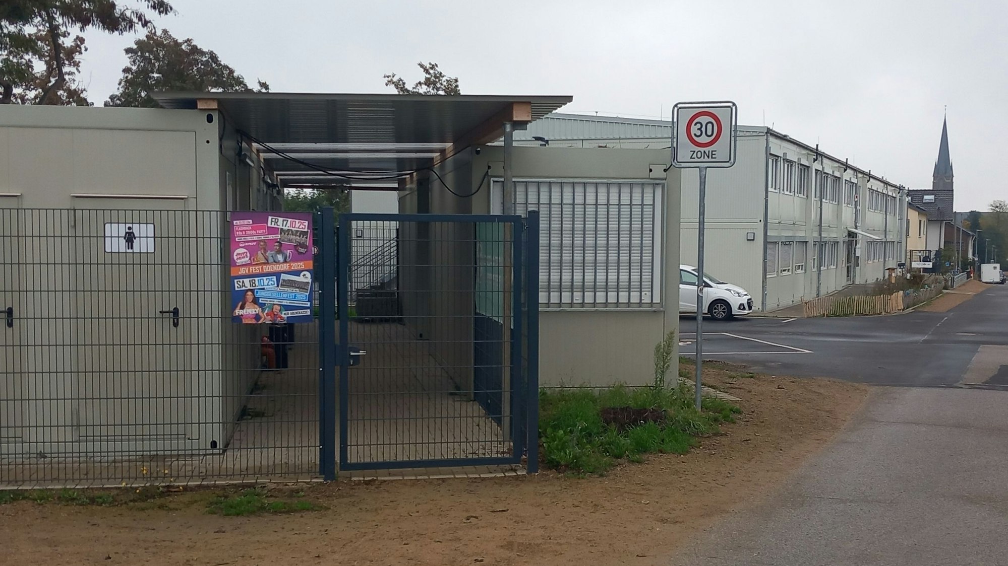 Die provisorische Grundschule am Ortsrand besteht aus Containern.