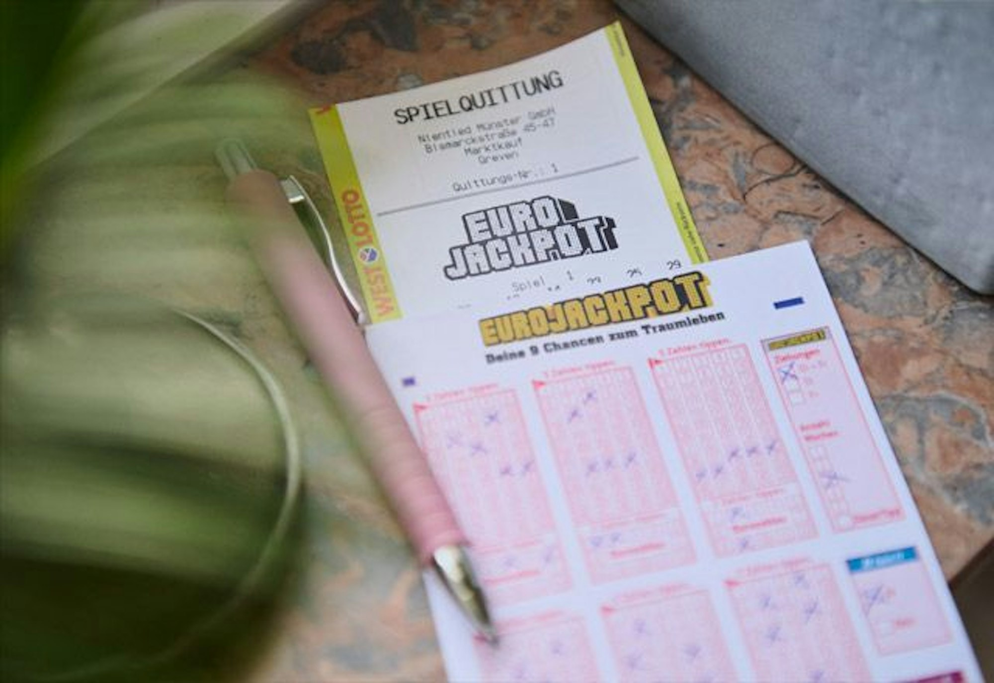 Das Bild zeigt einen Eurojackpot-Spielschein.