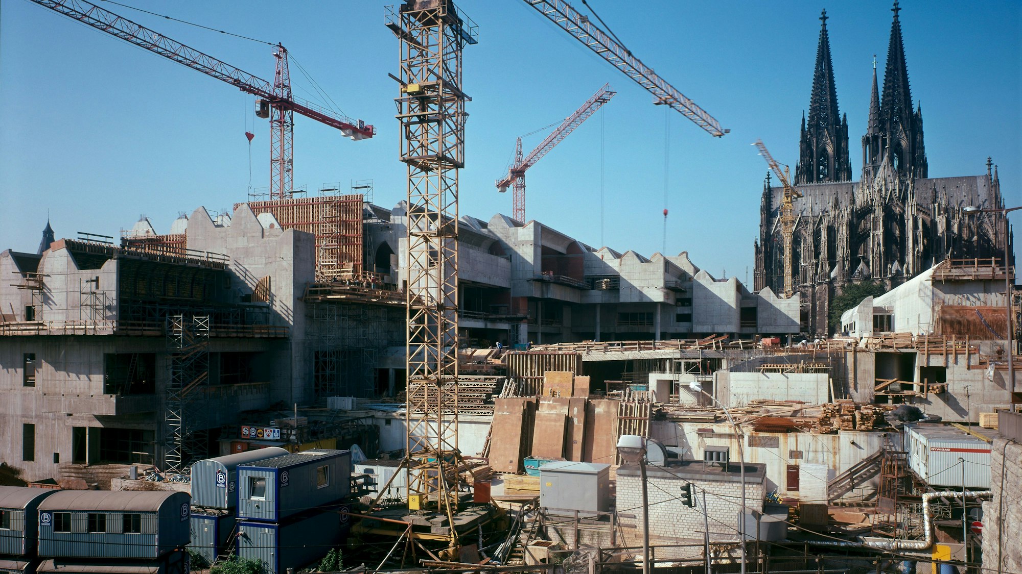 Die Baustelle des Museum Ludwig am Kölner Dom Anfang der 80er Jahre.