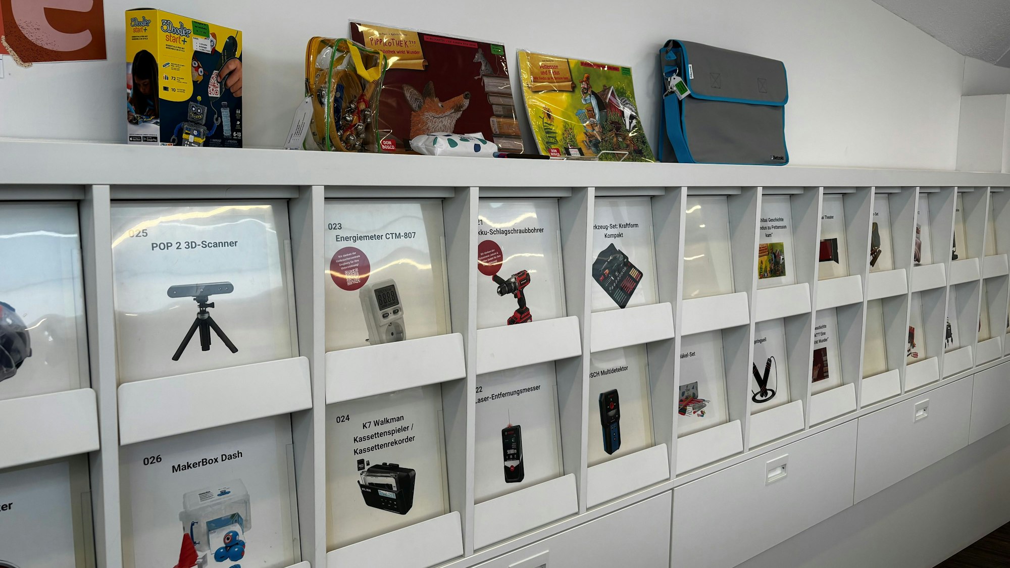 Regal Bibliothek der Dinge.