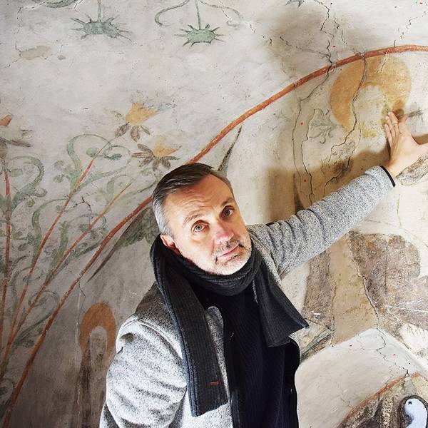 Das Foto zeigt den Restaurator Christian Rubin, der auf eine der kritischen Stellen an der Decke zeigt.