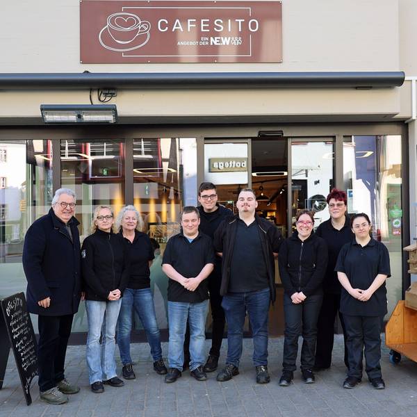 Gruppenfoto vor dem Eingang des heutigen Café Cafesito.