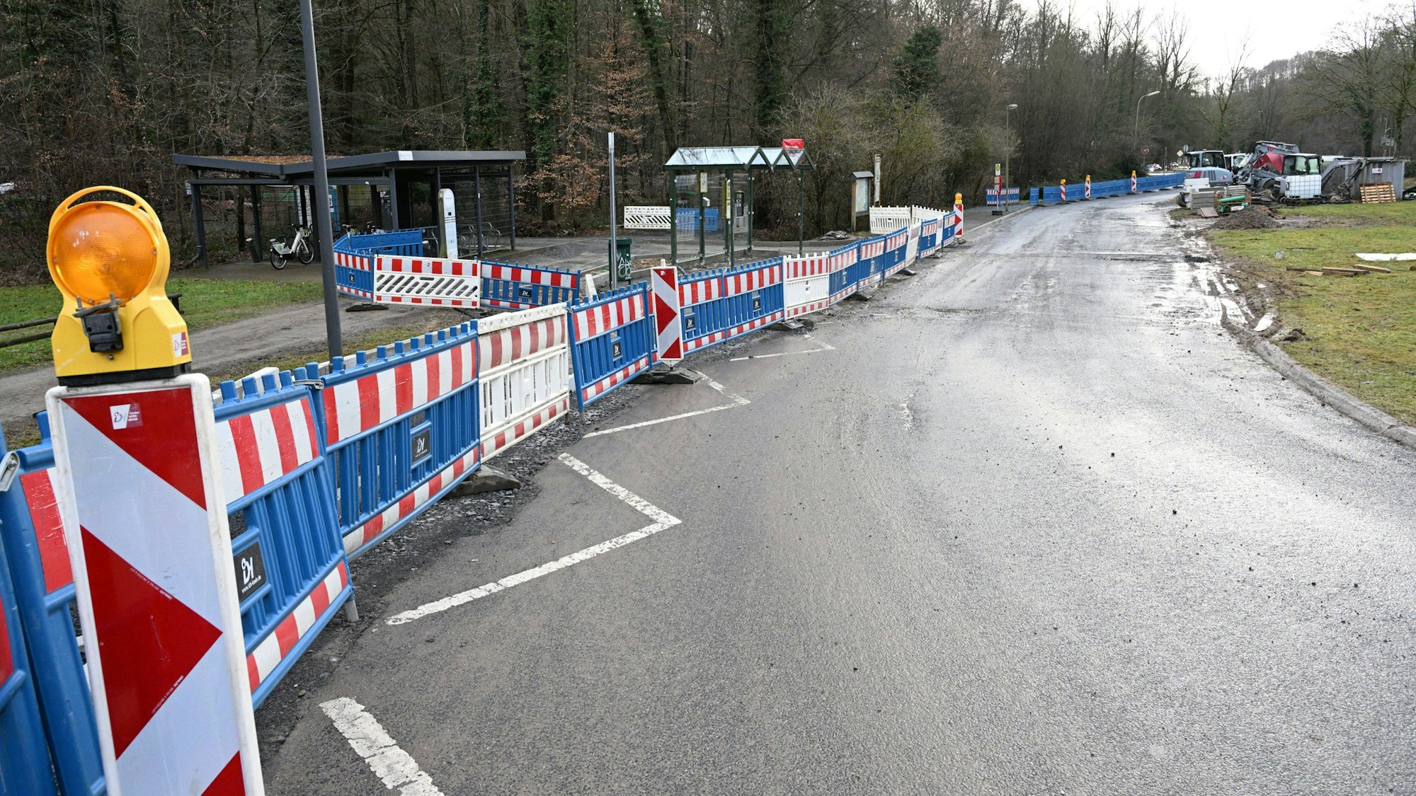 Absperrgitter an einer Baustelle an einer Bushaltestelle.