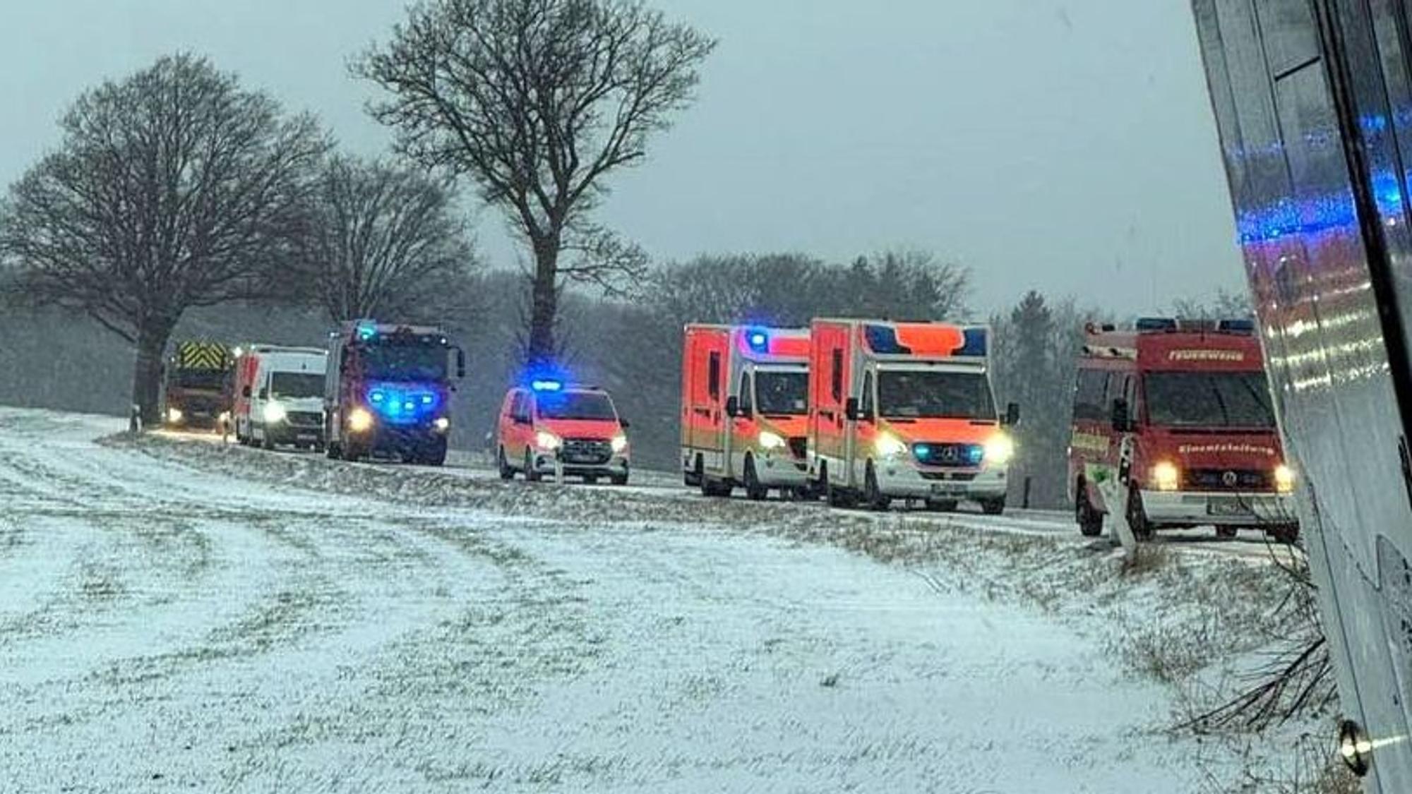 Feuerwehr- und Rettungsfahrzeuge stehen auf einer winterlichen Straße bei Wermelskirchen.