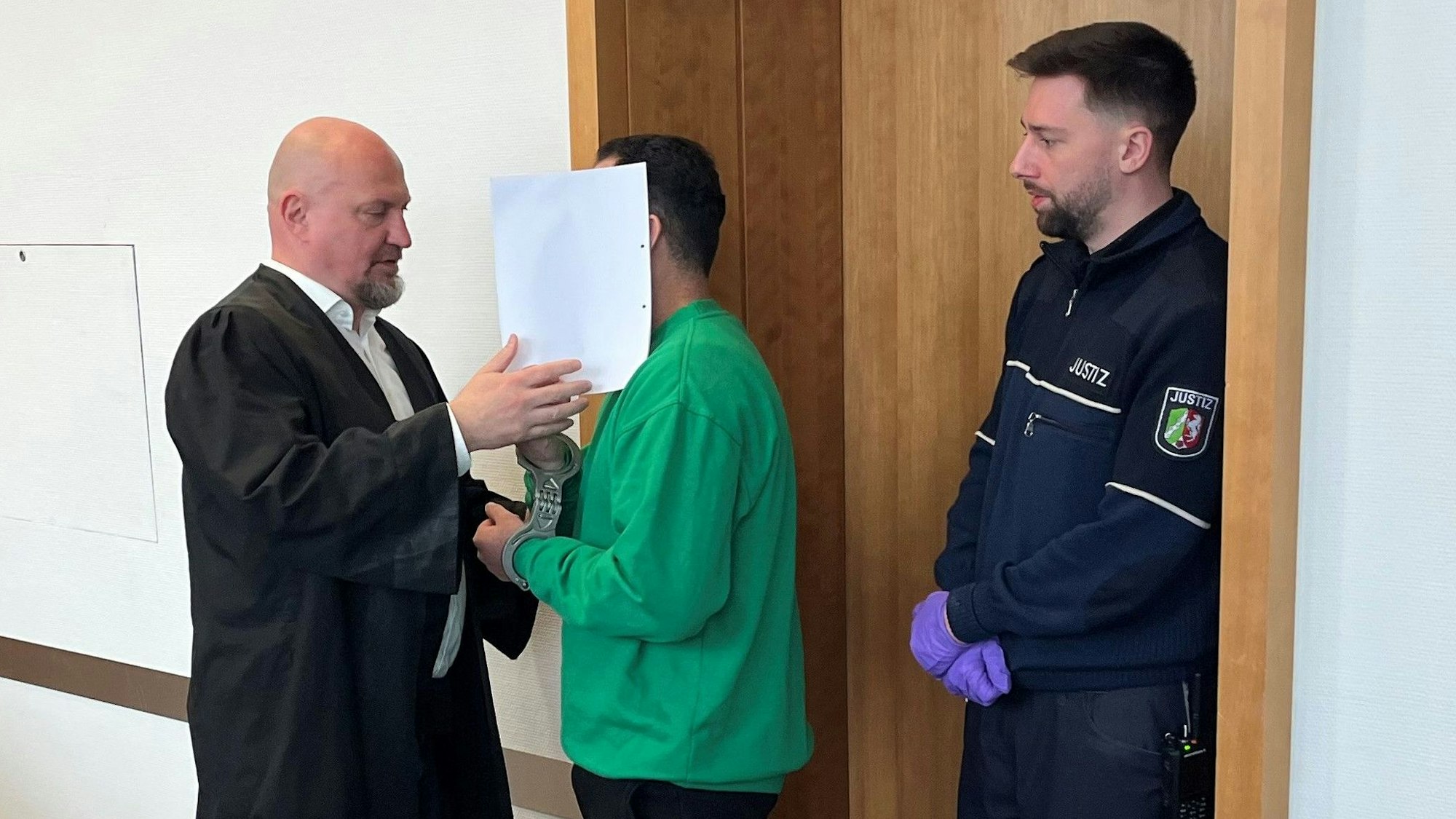 Der Angeklagte wird im Gerichtsaal von seinem Anwalt Ivo Hänel begrüßt.