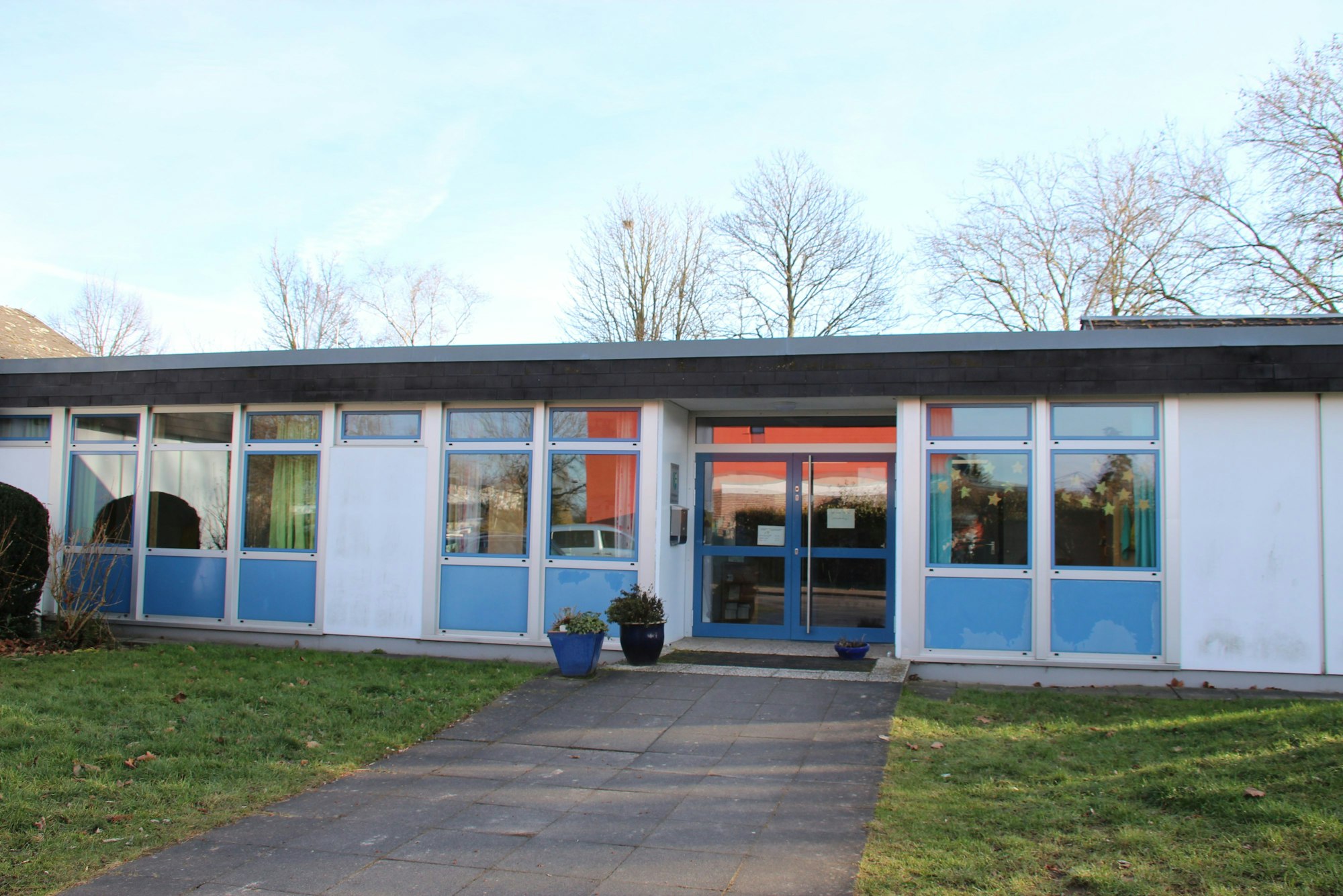 Zu sehen ist eine Kita von außen.