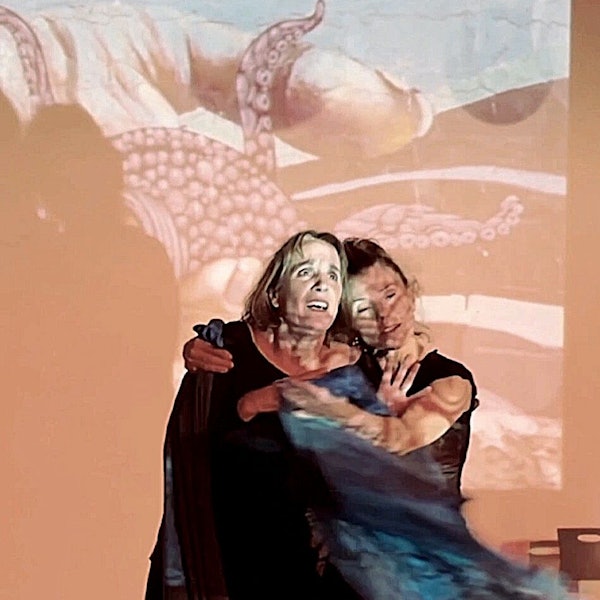 Eine Frau umarmt eine andere.