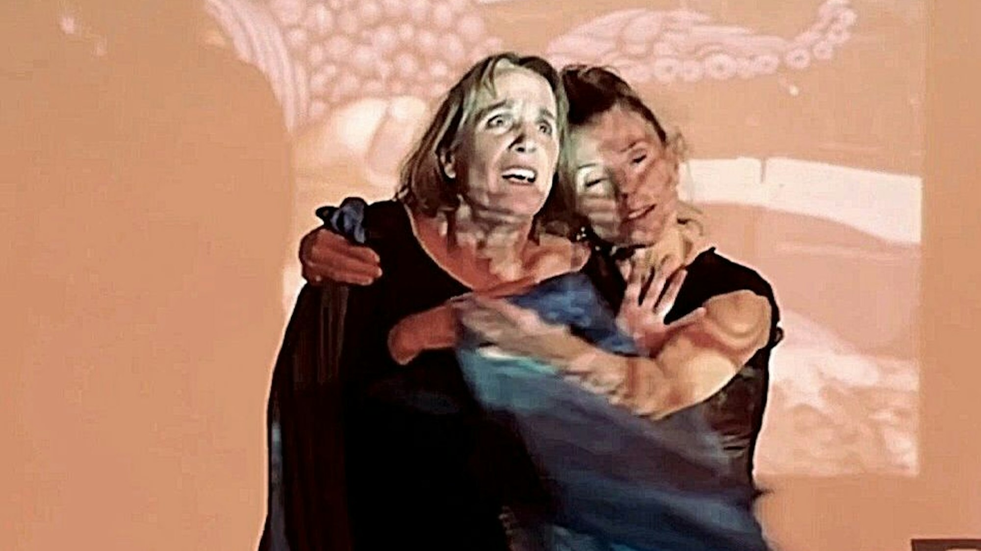 Eine Frau umarmt eine andere.