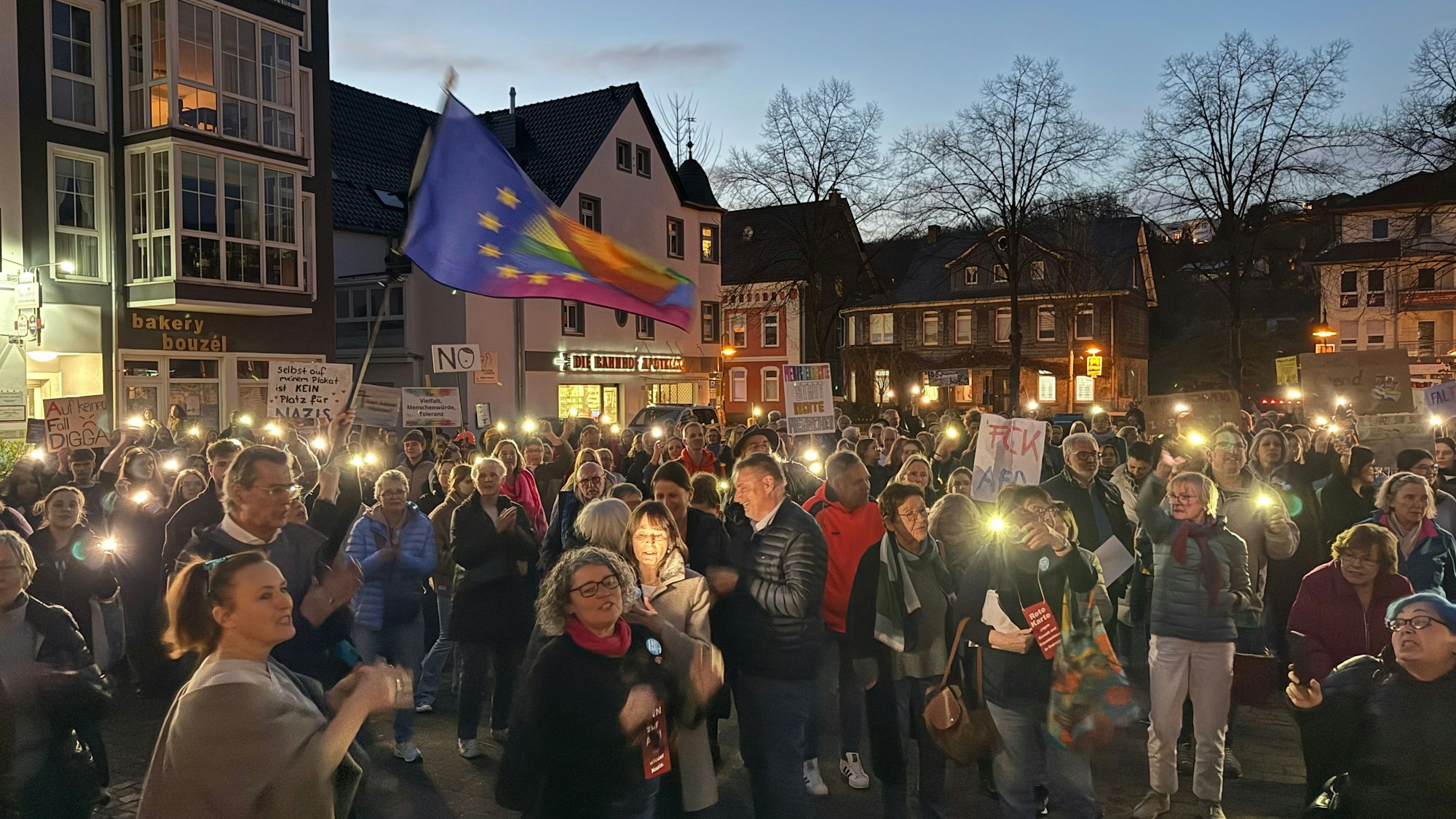 Das Foto zeigt die Gegen-Demonstration in Overath, die im März 2025 stattfand.