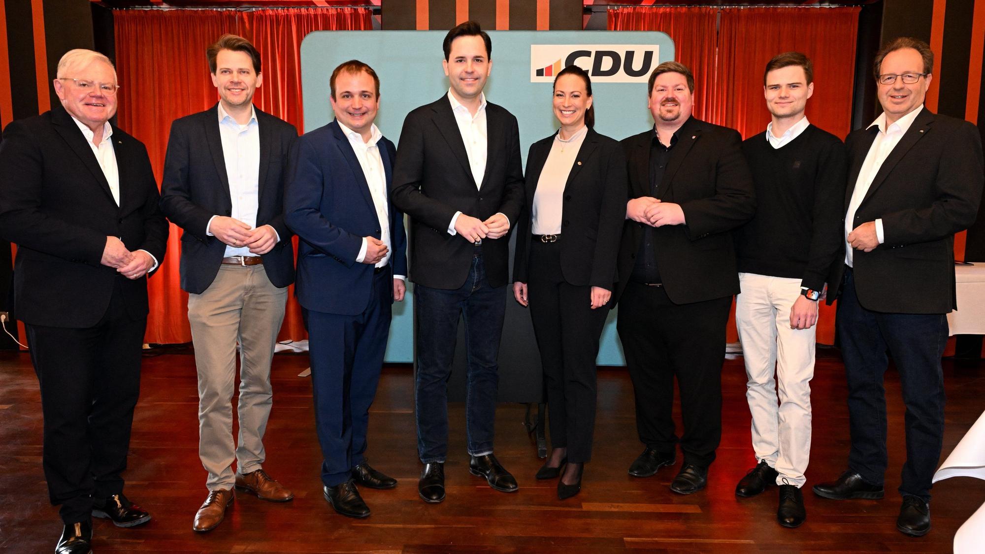 Gastredner Johannes Winkel (4.v.l.) steht mit (v.l.) Vize-Landrat Klaus-Dieter Becker, Landrat Arne von Boetticher, MdL Martin Lucke, Bundestagskollegin Caroline Bosbach, CDU-Kreisparteichef Maurice Winter und Vize-Landrat Peter Lautz im Spiegelsaal des Bergischen Löwen.