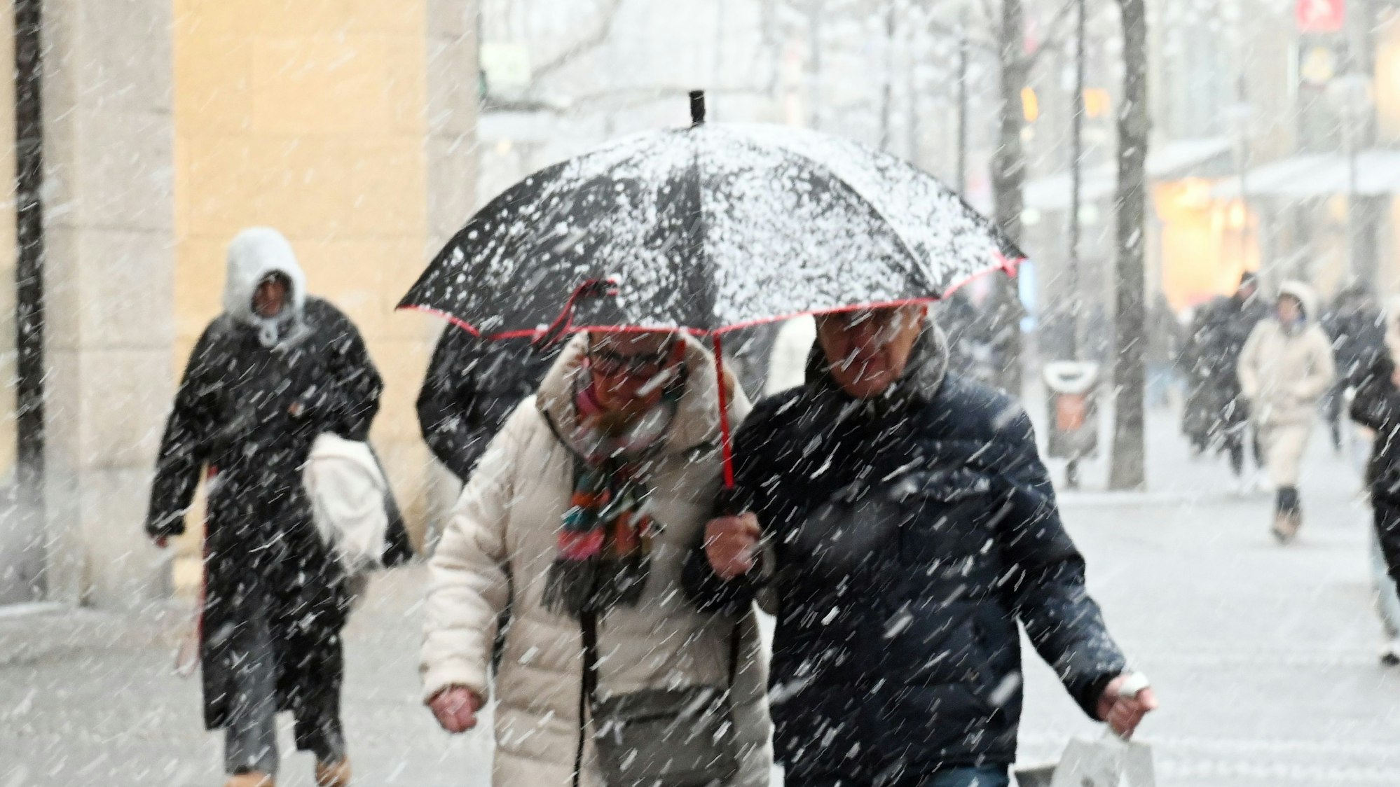 Schnee fällt in der Kölner City. (Archivbild)