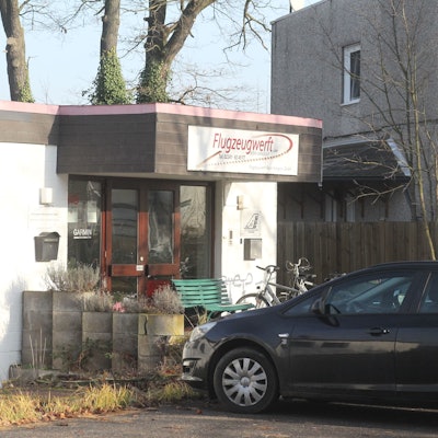 Die Flugzeugwerft am Flugplatz Hangelar steht auf dem Grundstück, um das die Diskussion entbrannt ist.