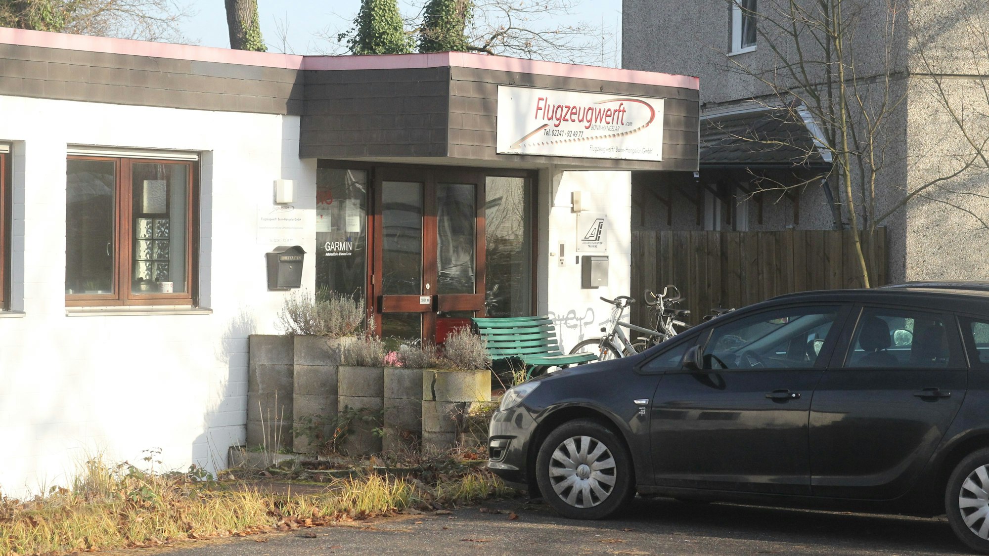 Die Flugzeugwerft am Flugplatz Hangelar steht auf dem Grundstück, um das die Diskussion entbrannt ist.