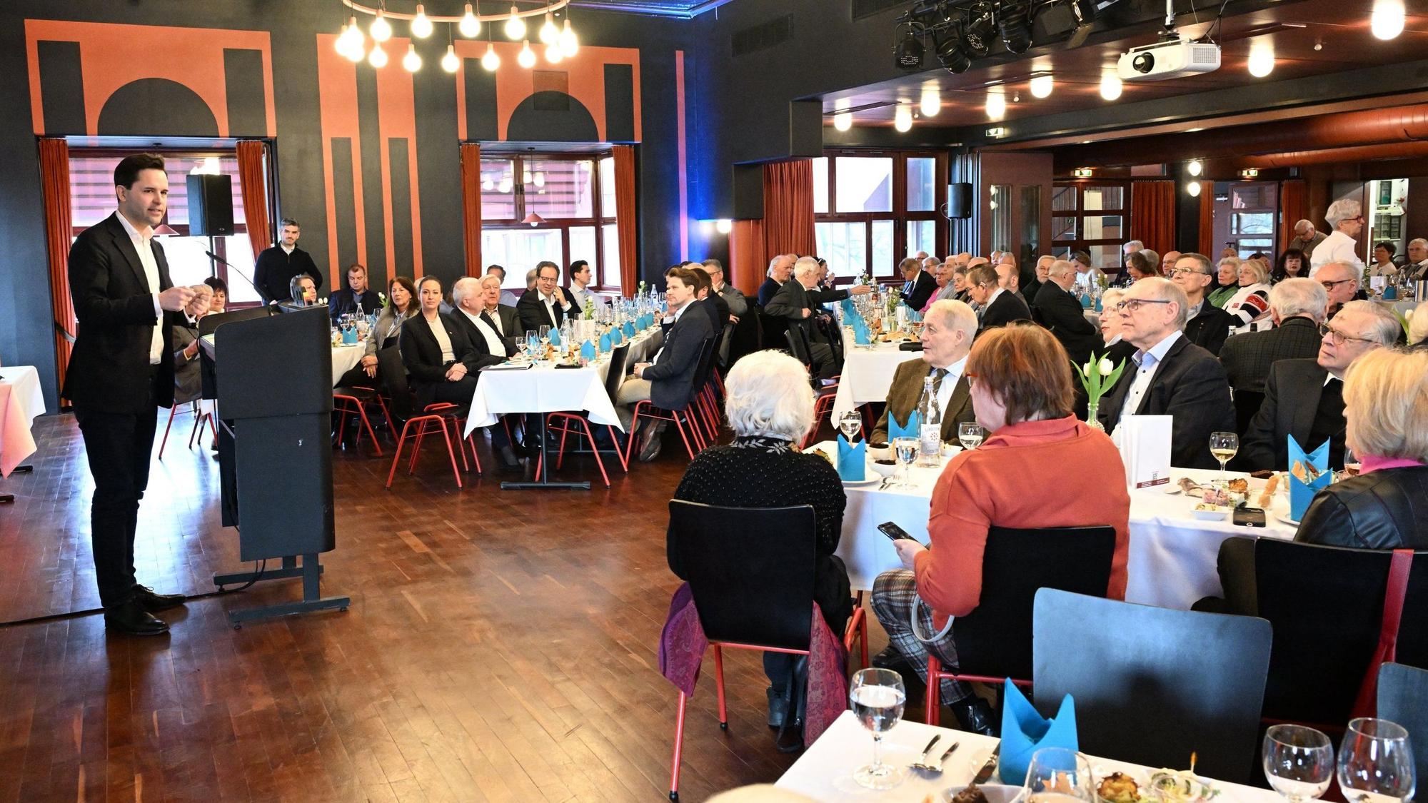 Johannes Winkel spricht beim Politischen Aschermittwoch der CDU Rhein-Berg.