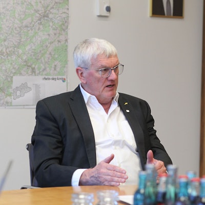 Landrat Sebastian Schuster im Gespräch mit der Redaktionsleitung.