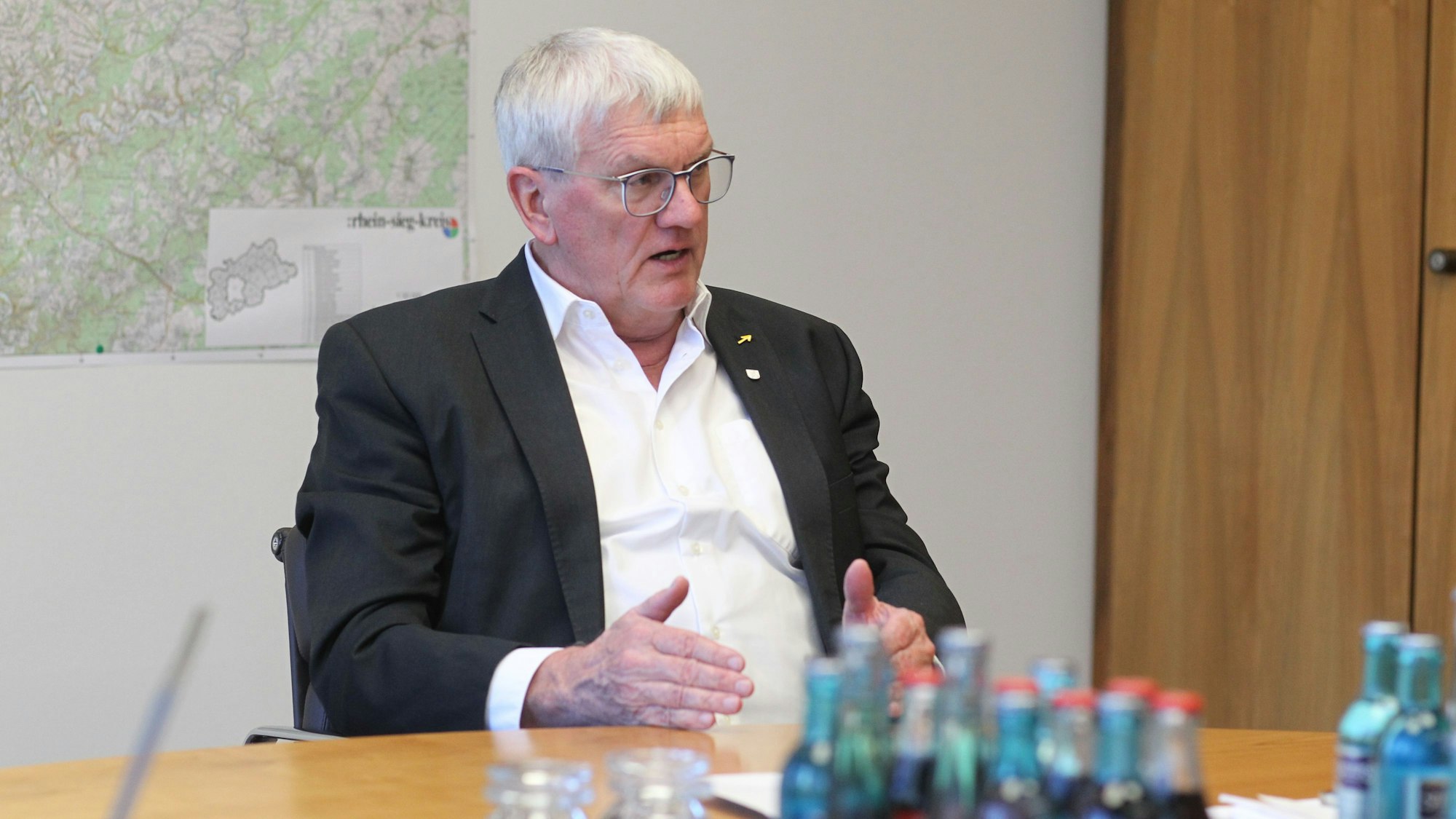 Landrat Sebastian Schuster bei einem Gespräch.