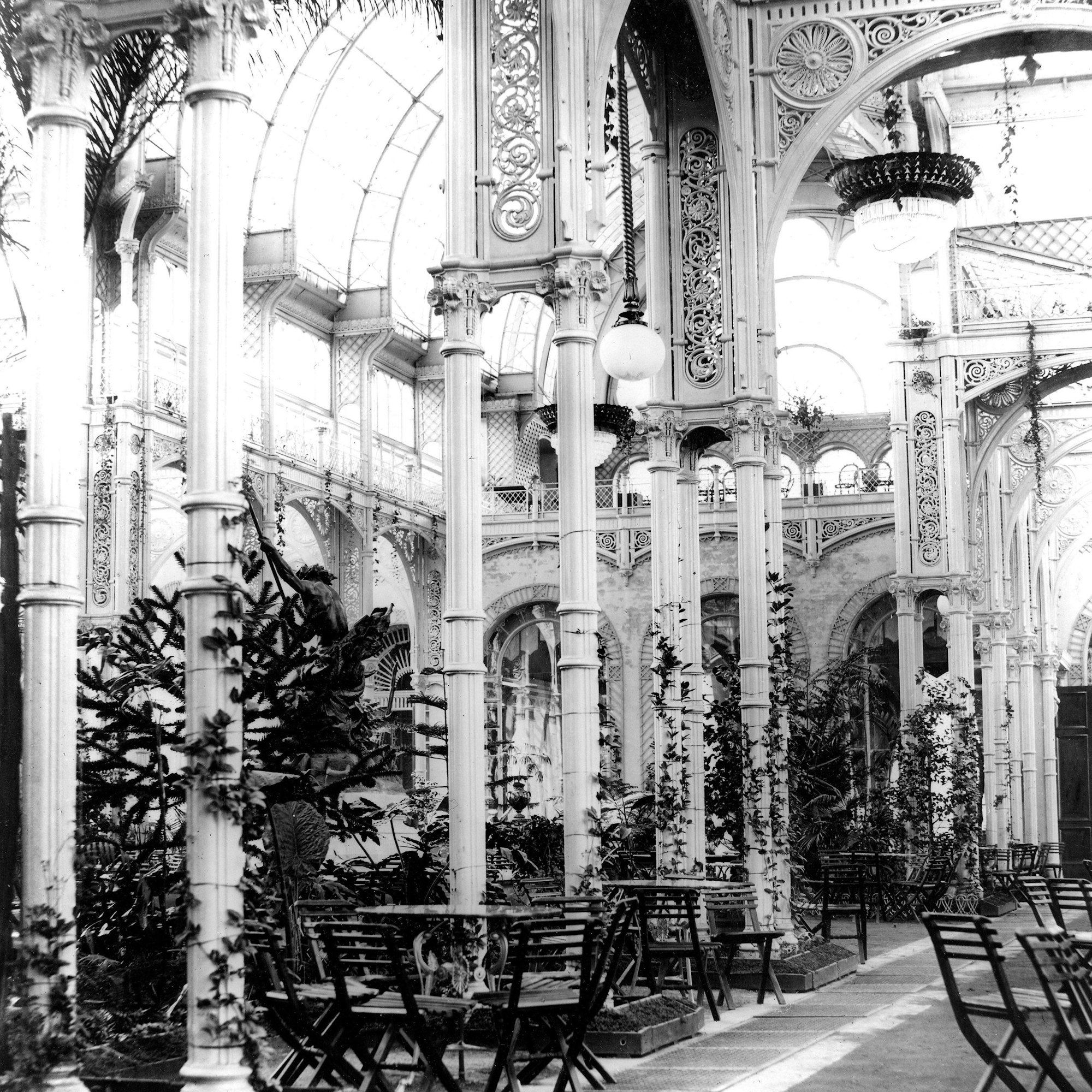 Filigrane Transparenz in den Vierungen des Ballsaals im Glaspalast um 1890.