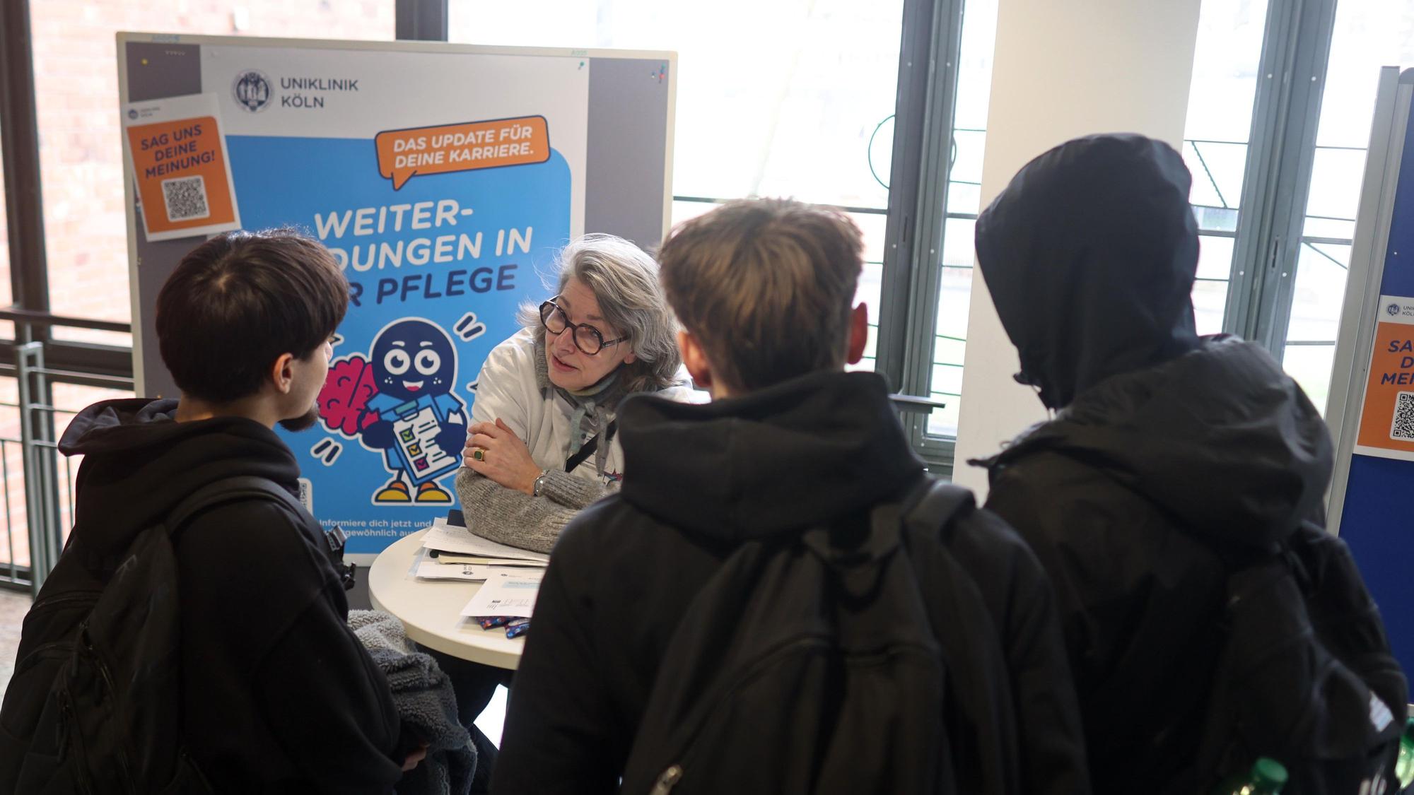 Auch an Ständen konnten sich die Schülerinnen und Schüler über Ausbildungsangebote an der Uniklinik informieren.