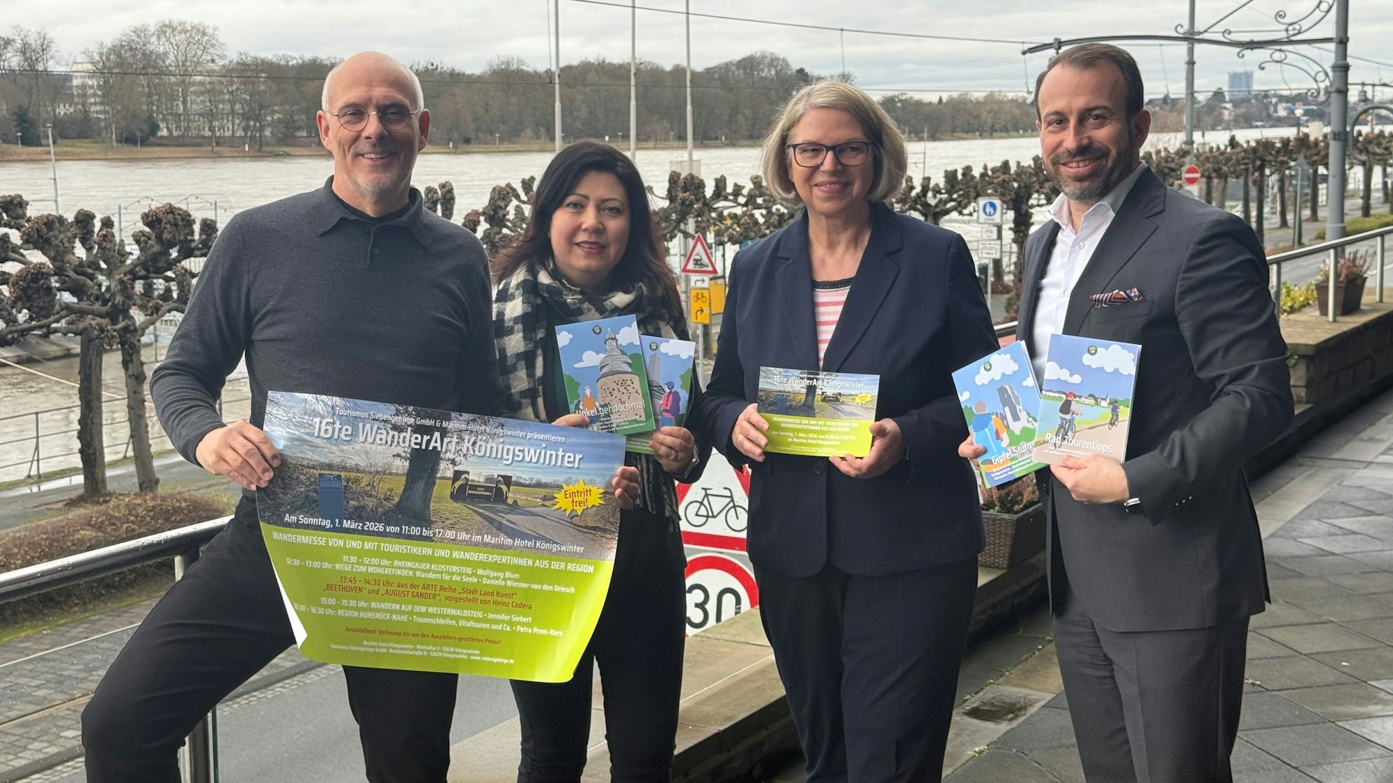 Für die Messe warben bei einem Pressetermin Oliver Bremm (Geschäftsführer Tourismus Siebengebirge), Füsun Can (Eventmanagerin Tourismus Siebengebirge), Hoteldirektor Kai Zerr (rechts) und seine Stellvertreterin Gabriele Bugge (Zweite von rechts).