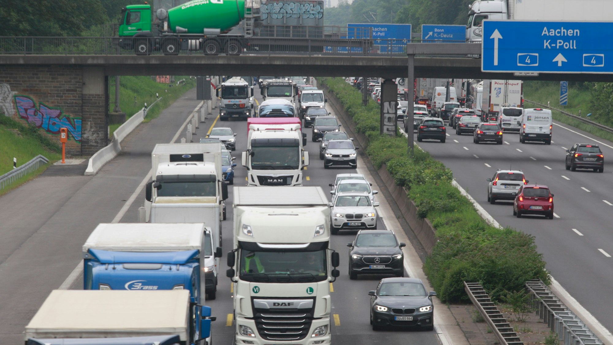 Stau in beiden Richtungen auf dem Autobahndreieck Gremberg (Autobahn A 4) im Kölner Osten. (Symbolbild)