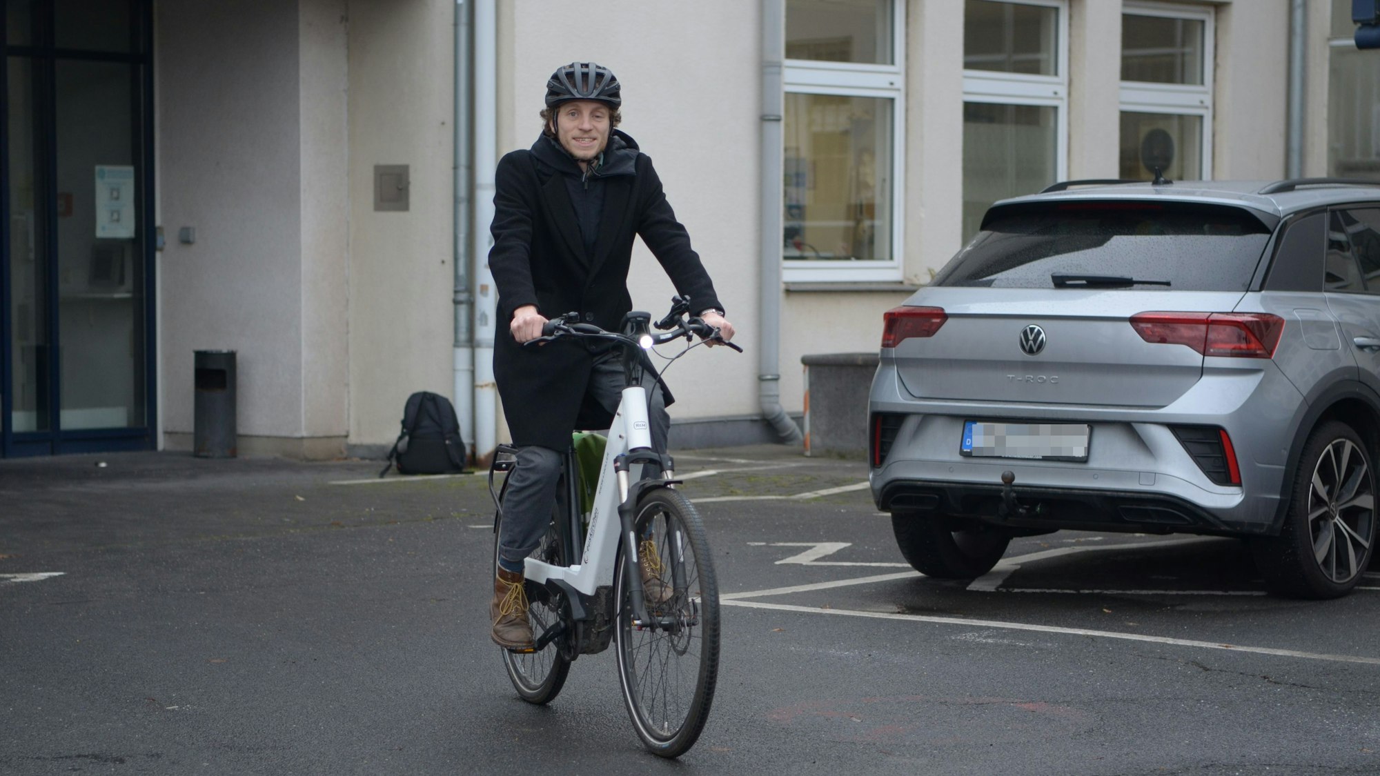 Das Bild zeigt Severin Perscheid auf einem Elektrofahrrad.