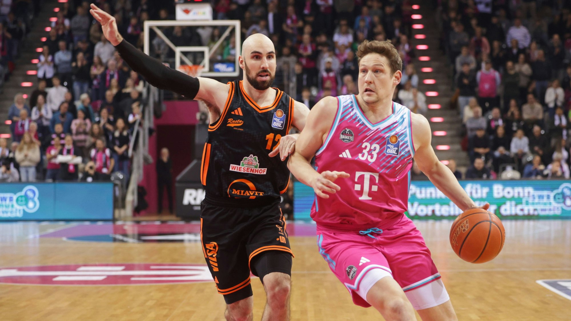 Bonns Patrick Heckmann (rechts) lässt Vechtas Tommy Kuhse stehen.